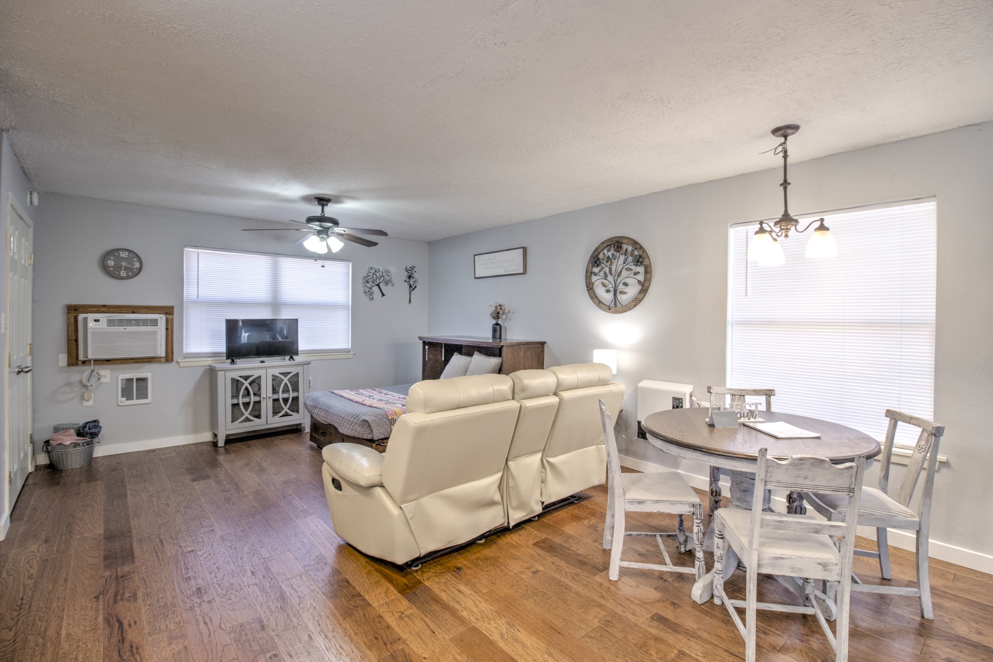 374 Hideaway Lane, Valley View, TX, 76272