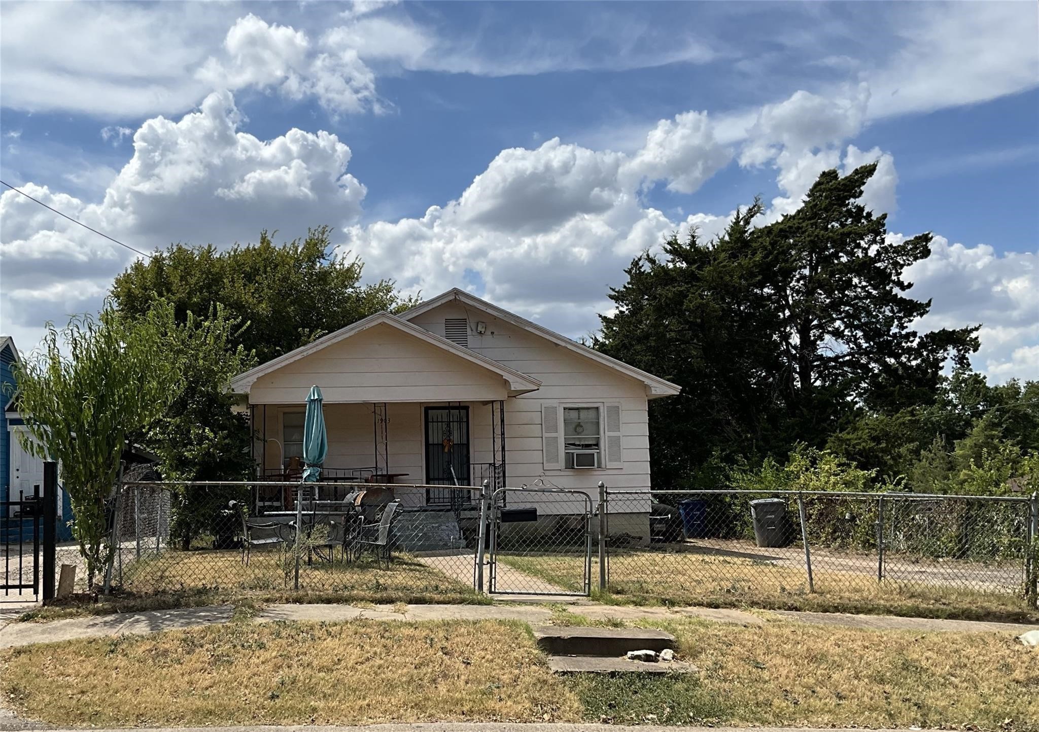 Property photo 01 of 1903 Lamont Avenue, Dallas, TX 75216 | MLS #21202713