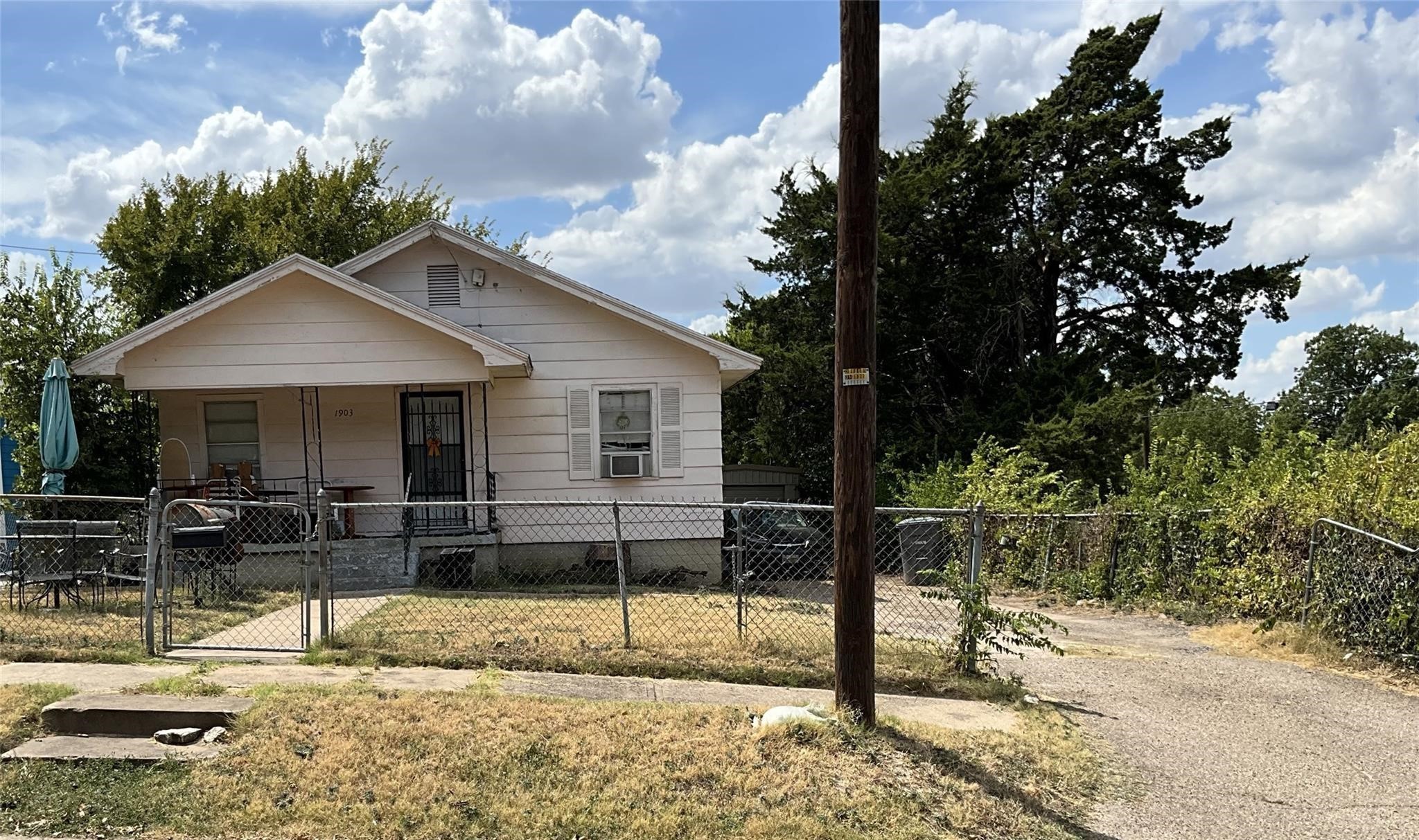 Property photo 02 of 1903 Lamont Avenue, Dallas, TX 75216 | MLS #21202713