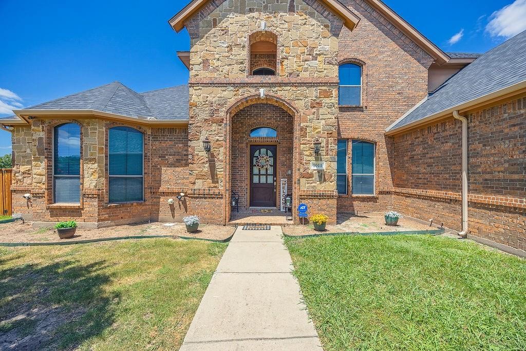 Property photo 02 of 1011 Parview Circle Grand, Prairie, TX 75104 | MLS #21203156