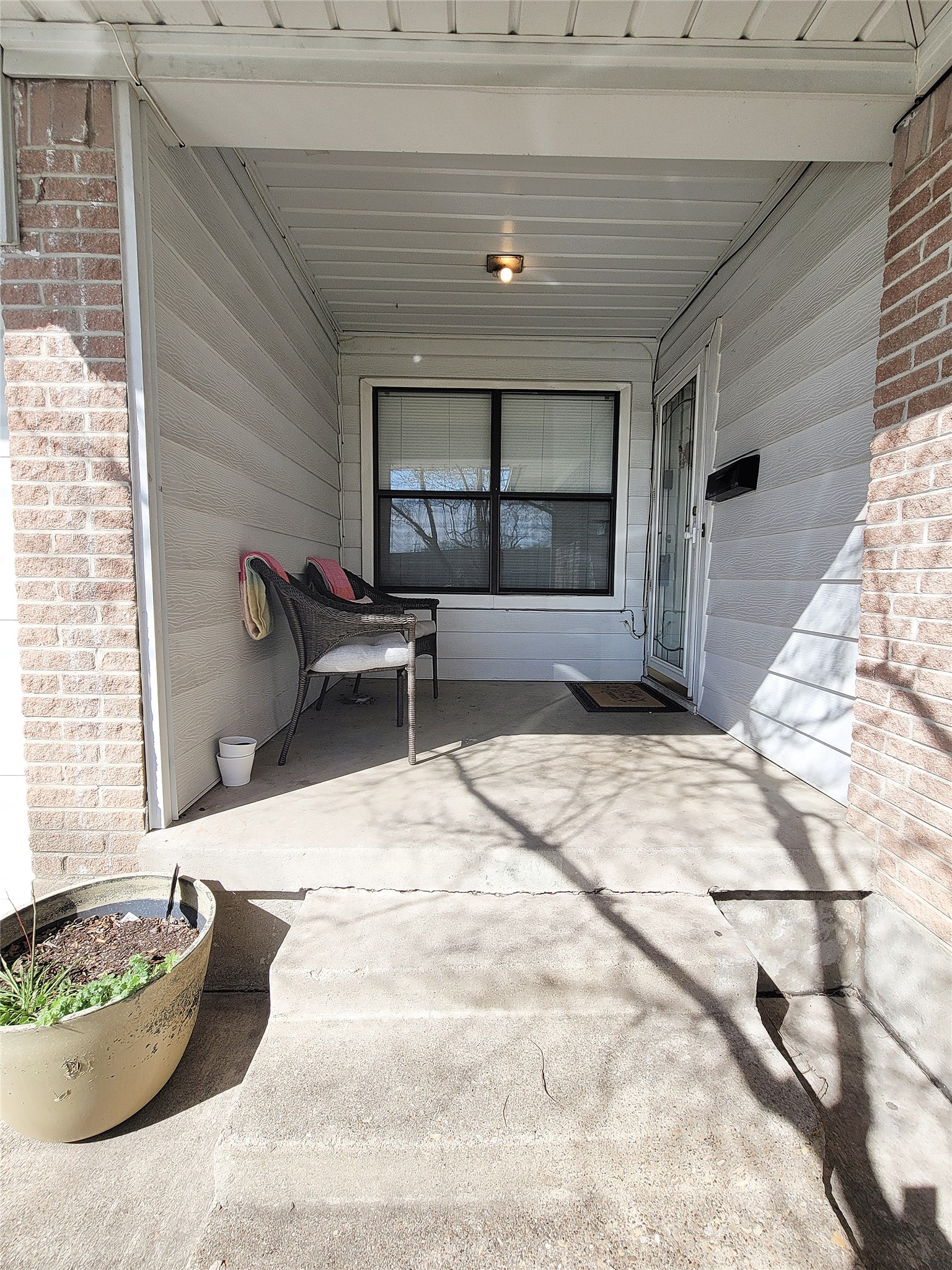 Property photo 02 of 738 Hawthorne Lane Grand, Prairie, TX 75052 | MLS #21203295