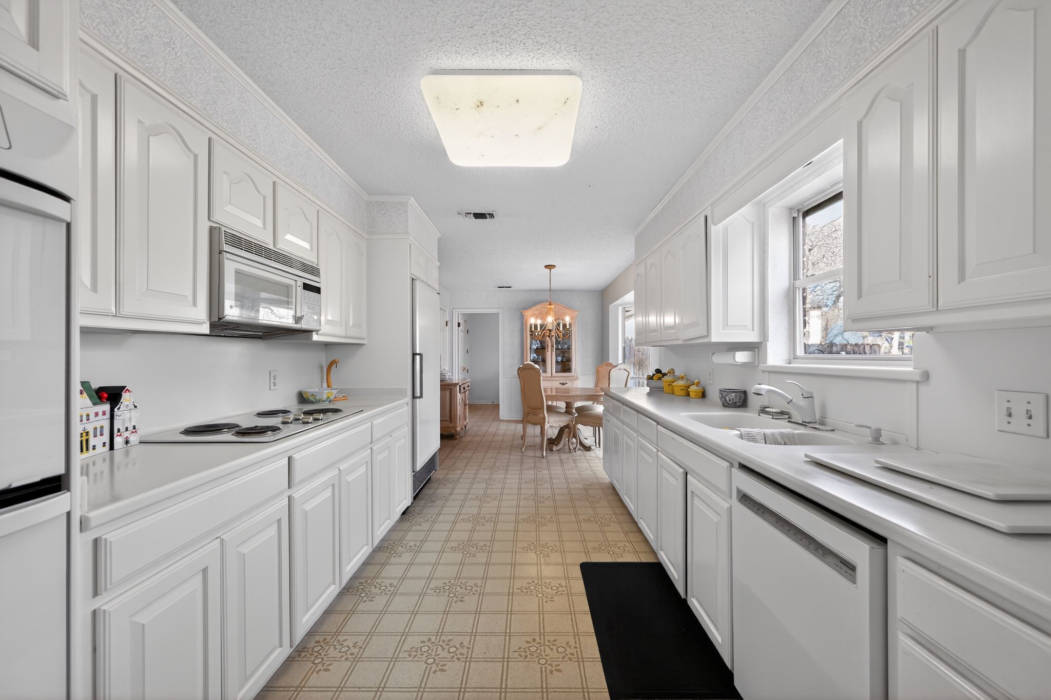 704 Castlewood Lane, Arlington, TX, 76012