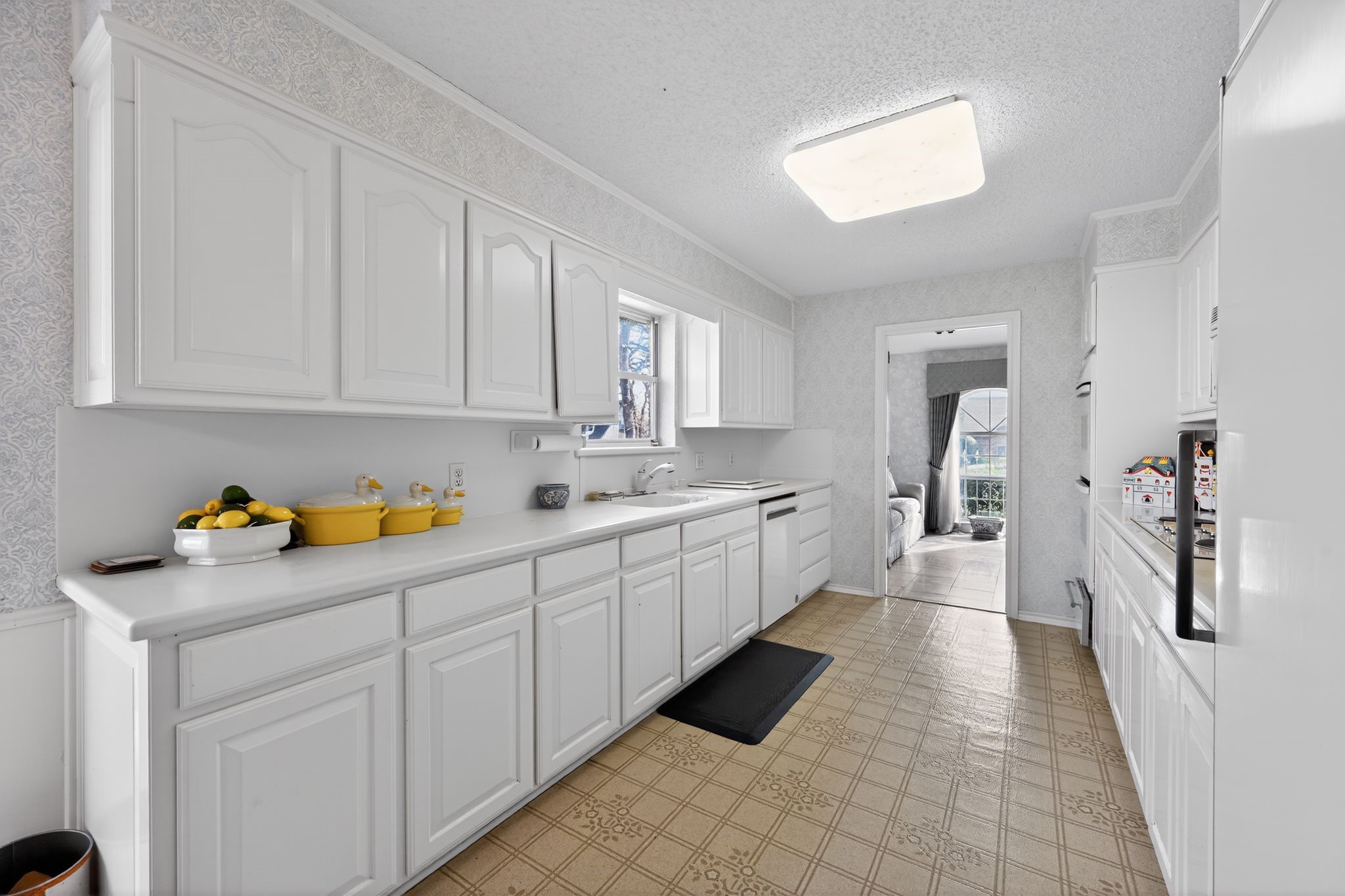 704 Castlewood Lane, Arlington, TX, 76012