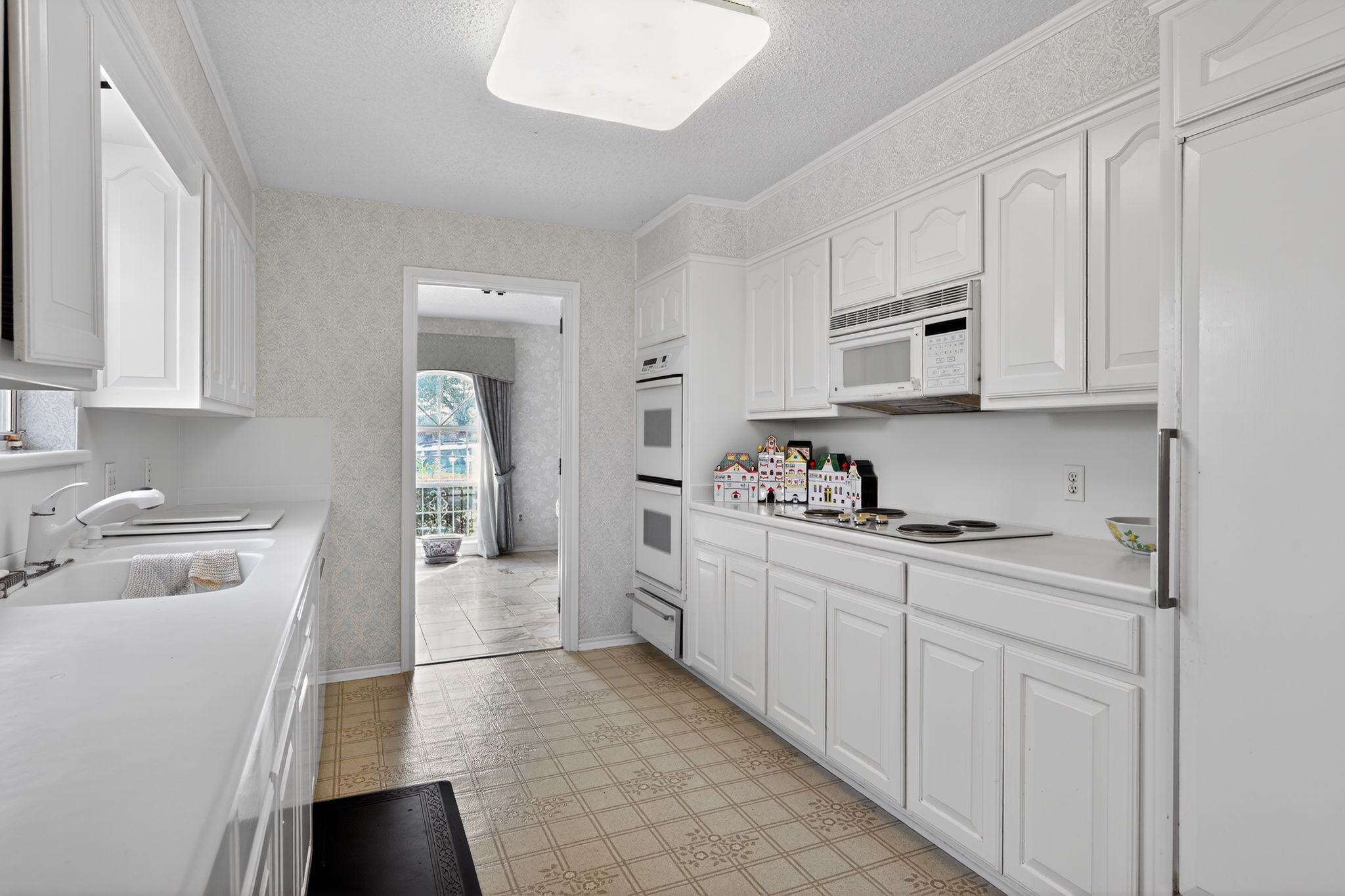 704 Castlewood Lane, Arlington, TX, 76012