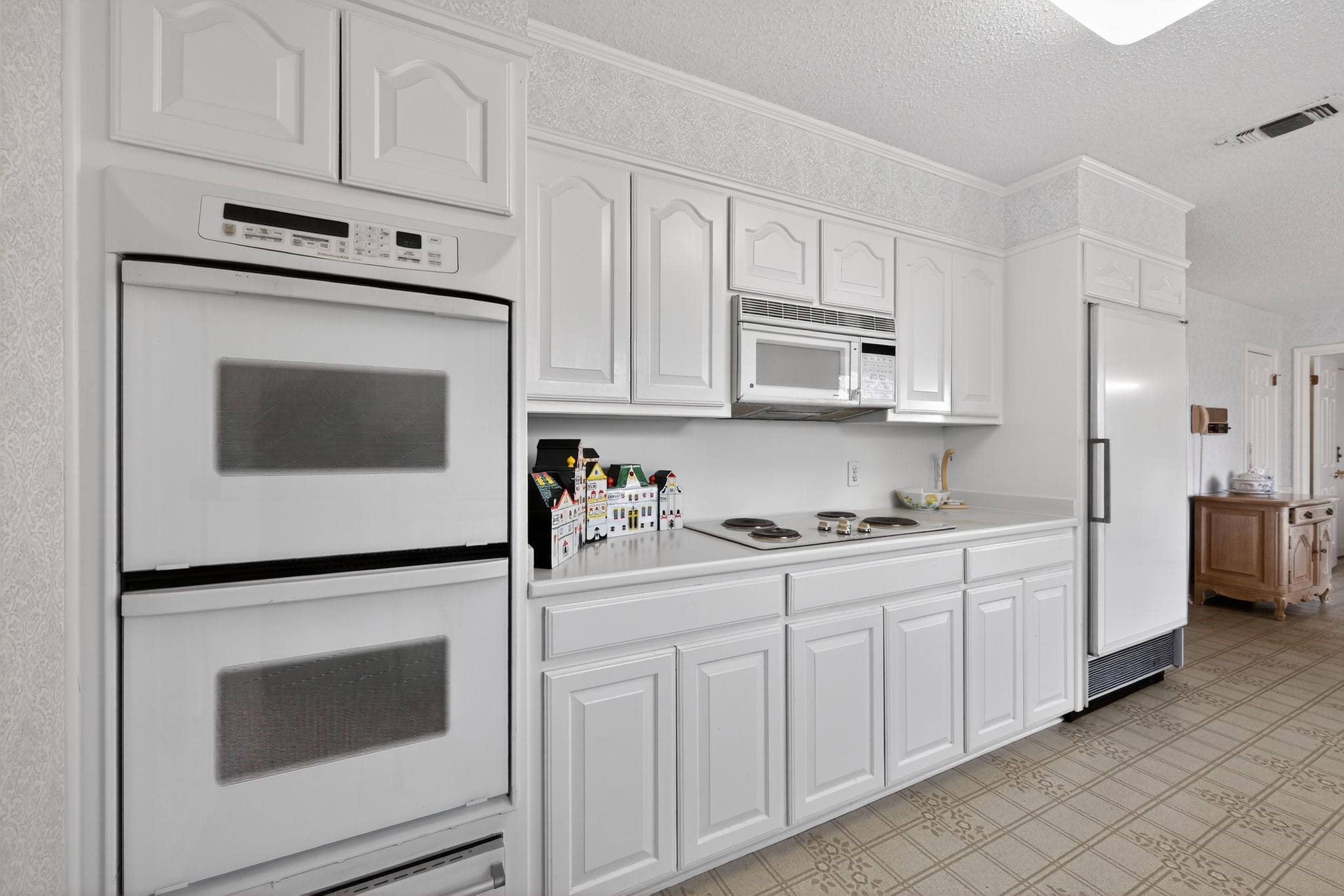 704 Castlewood Lane, Arlington, TX, 76012