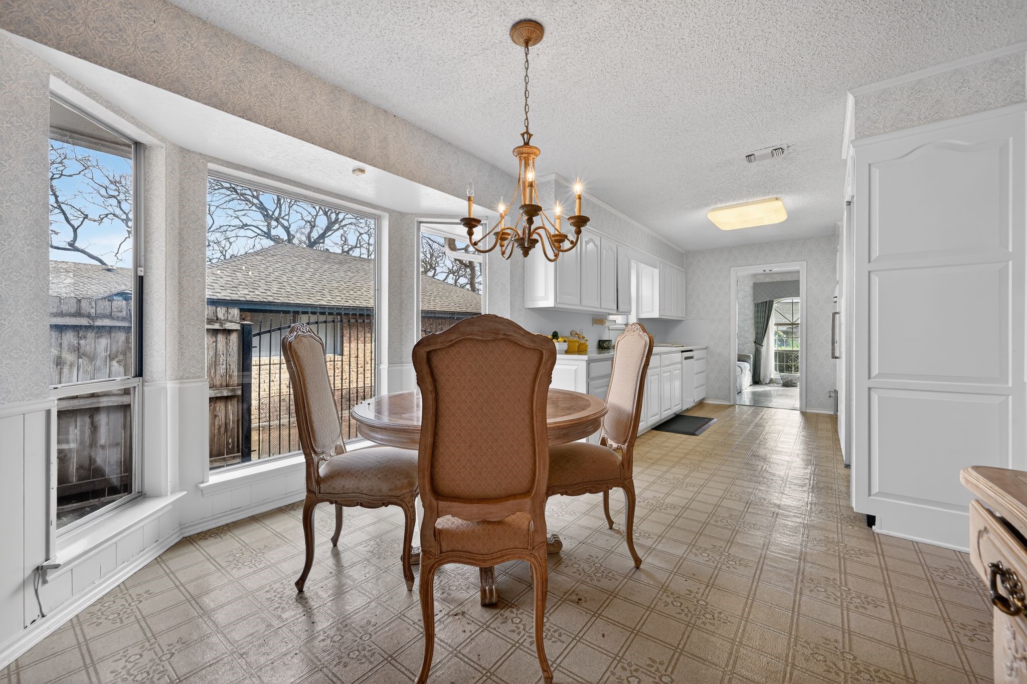 704 Castlewood Lane, Arlington, TX, 76012