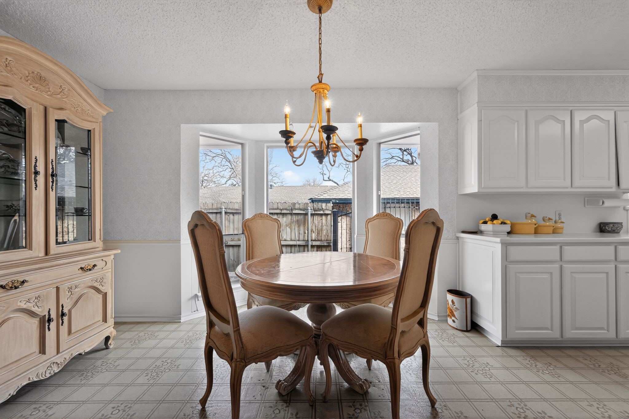 704 Castlewood Lane, Arlington, TX, 76012