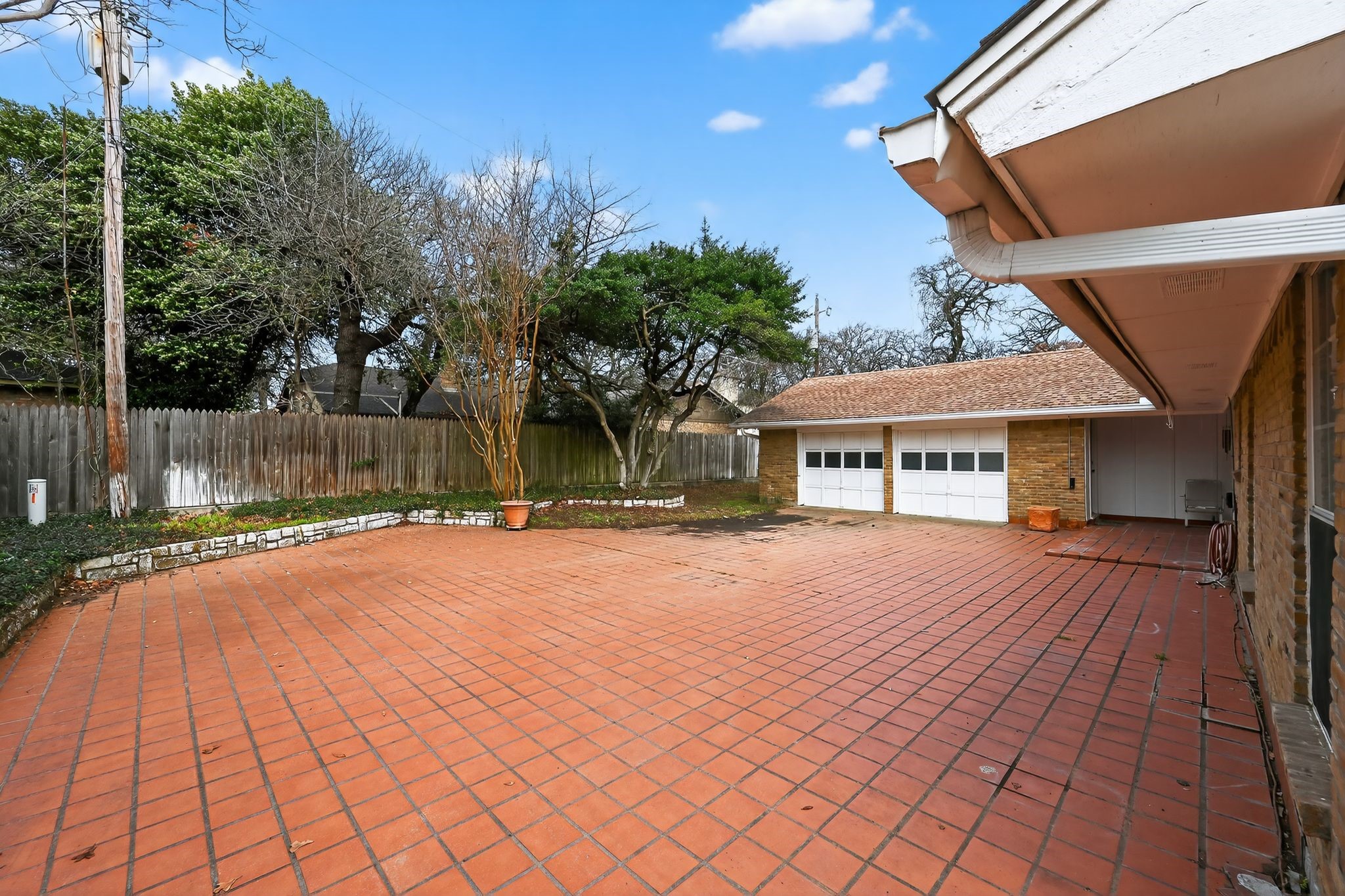 704 Castlewood Lane, Arlington, TX, 76012
