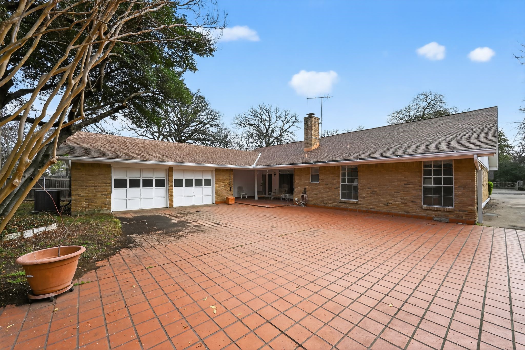 704 Castlewood Lane, Arlington, TX, 76012