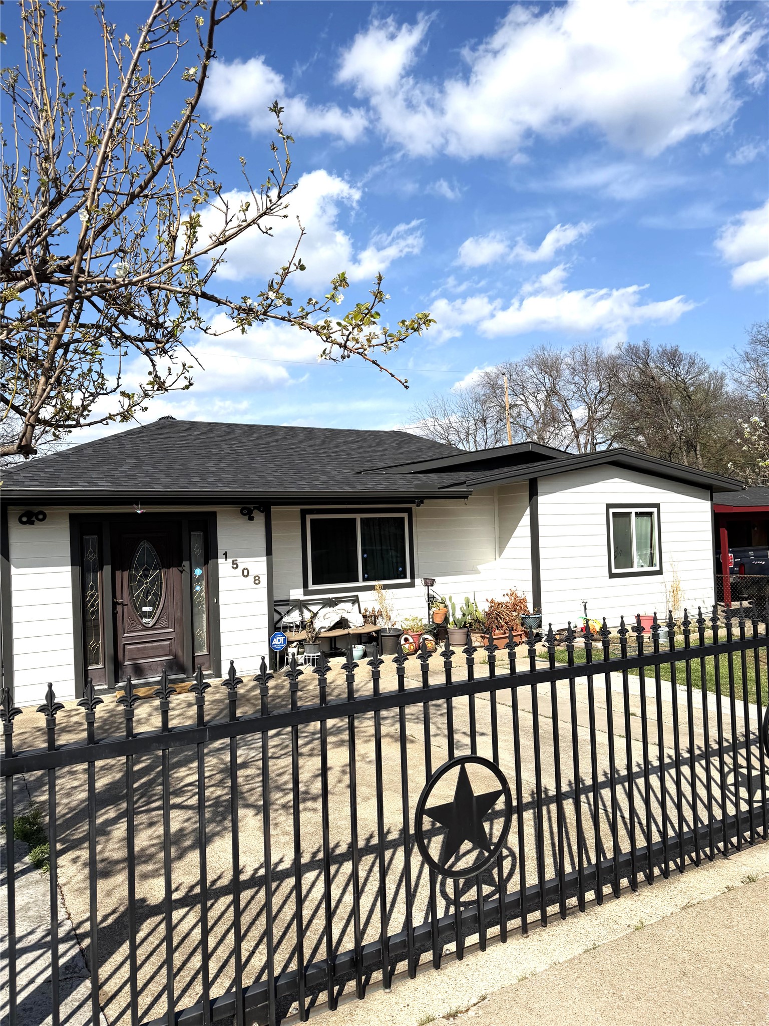 Property photo 01 of 1508 N California Parkway Fort, Worth, TX 76115 | MLS #21204929