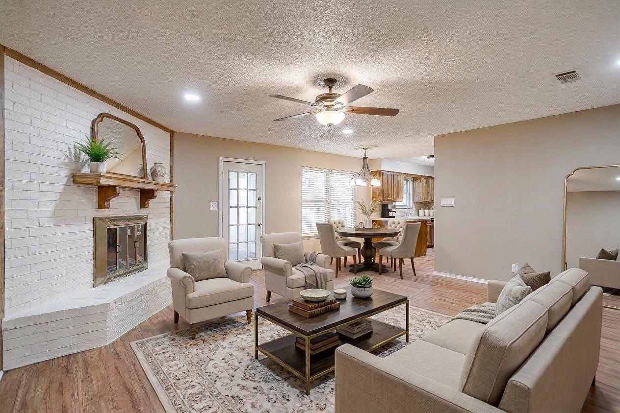 Property photo 02 of 620 Donna Court, Burleson, TX 76028 | MLS #21206072
