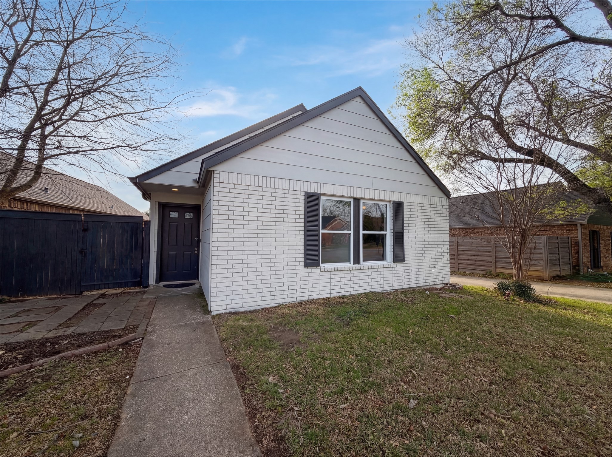 Property photo 01 of 308 Teakwood Lane, Lewisville, TX 75067 | MLS #21207020