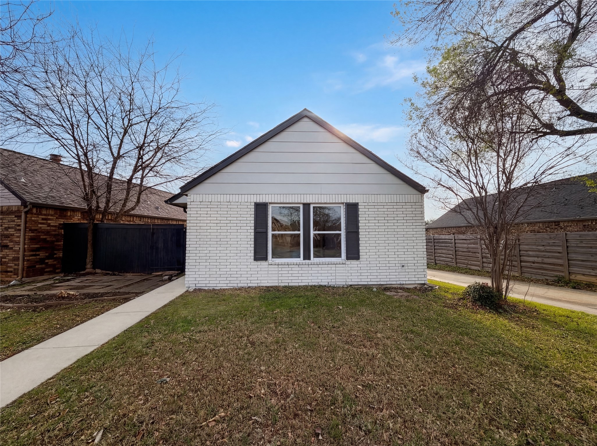 Property photo 02 of 308 Teakwood Lane, Lewisville, TX 75067 | MLS #21207020