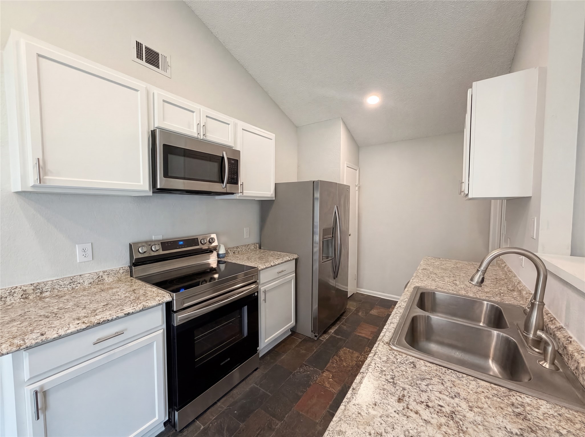 Property photo 04 of 308 Teakwood Lane, Lewisville, TX 75067 | MLS #21207020