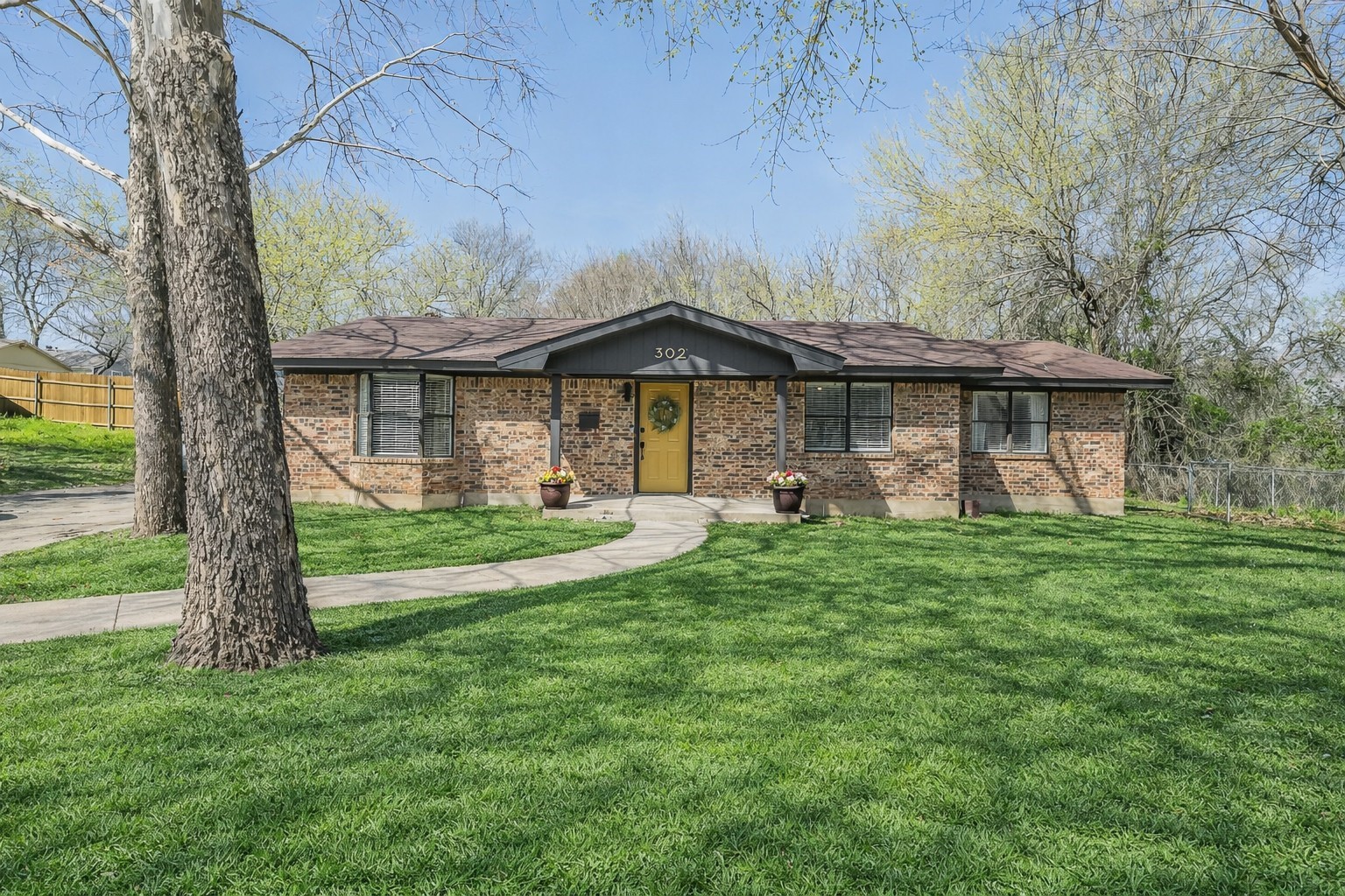 Property photo 01 of 302 W Hale Avenue, Decatur, TX 76234 | MLS #21208562
