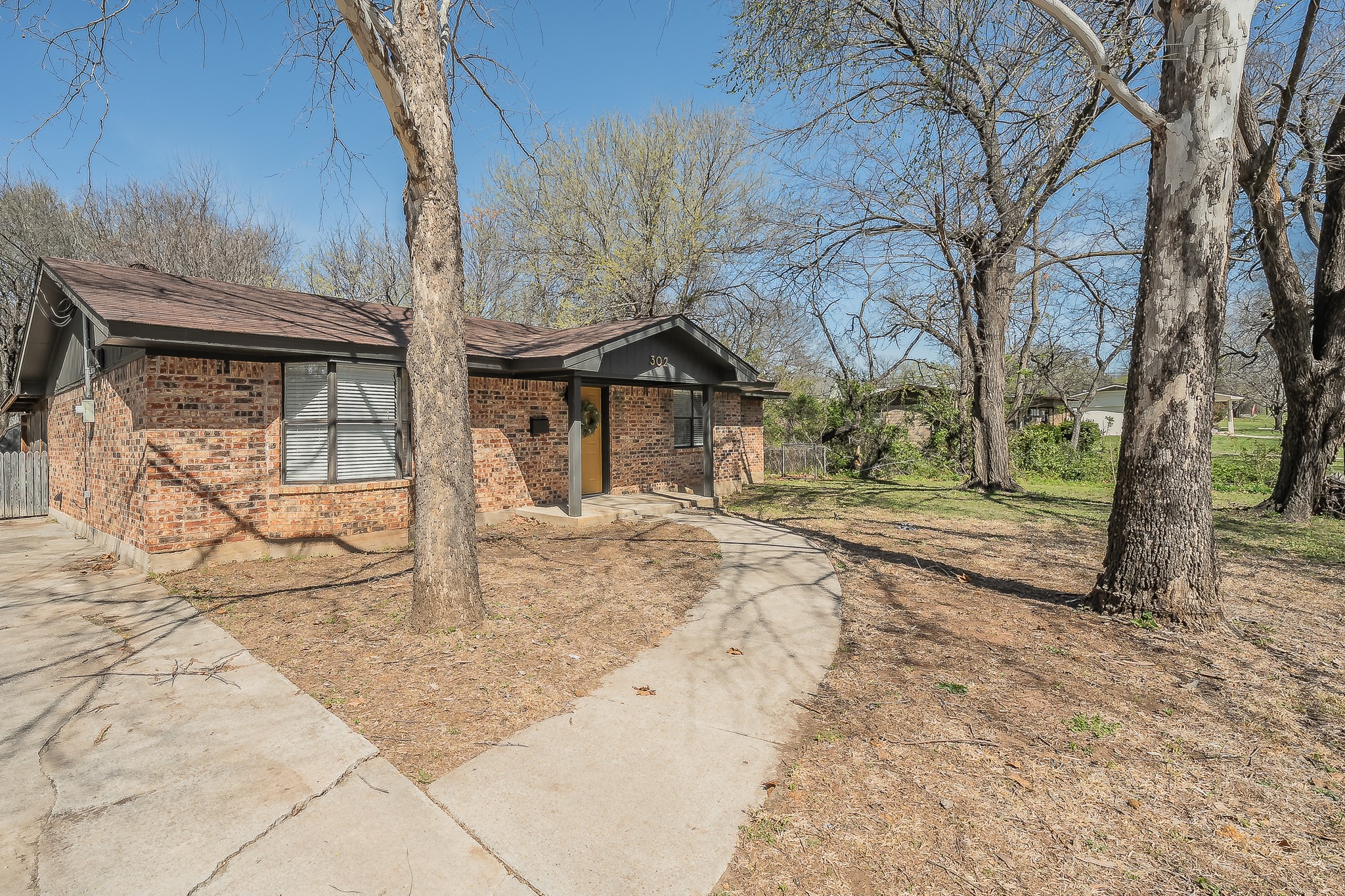 Property photo 03 of 302 W Hale Avenue, Decatur, TX 76234 | MLS #21208562