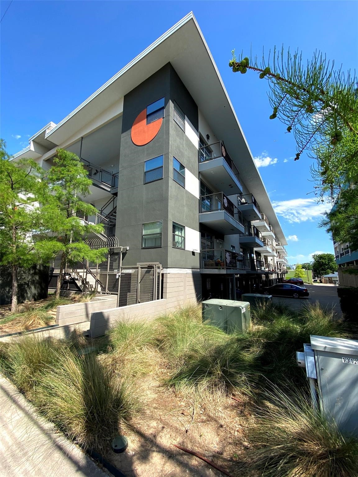 Property photo 01 of 1111 S Akard Street UNIT 211, Dallas, TX 75215 | MLS #21209045