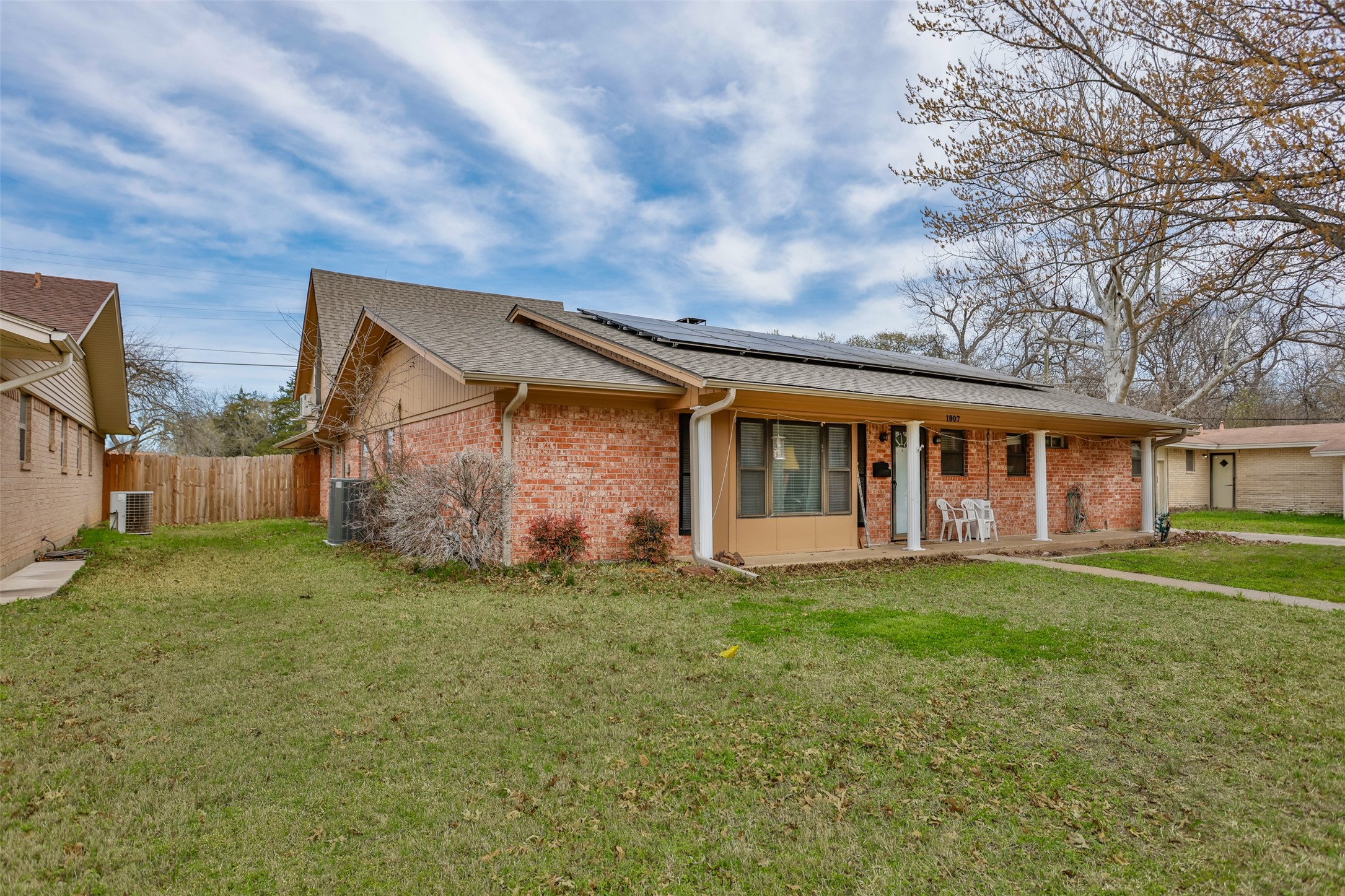 Property photo 01 of 1907 Bridle Lane, Gainesville, TX 76240 | MLS #21210413