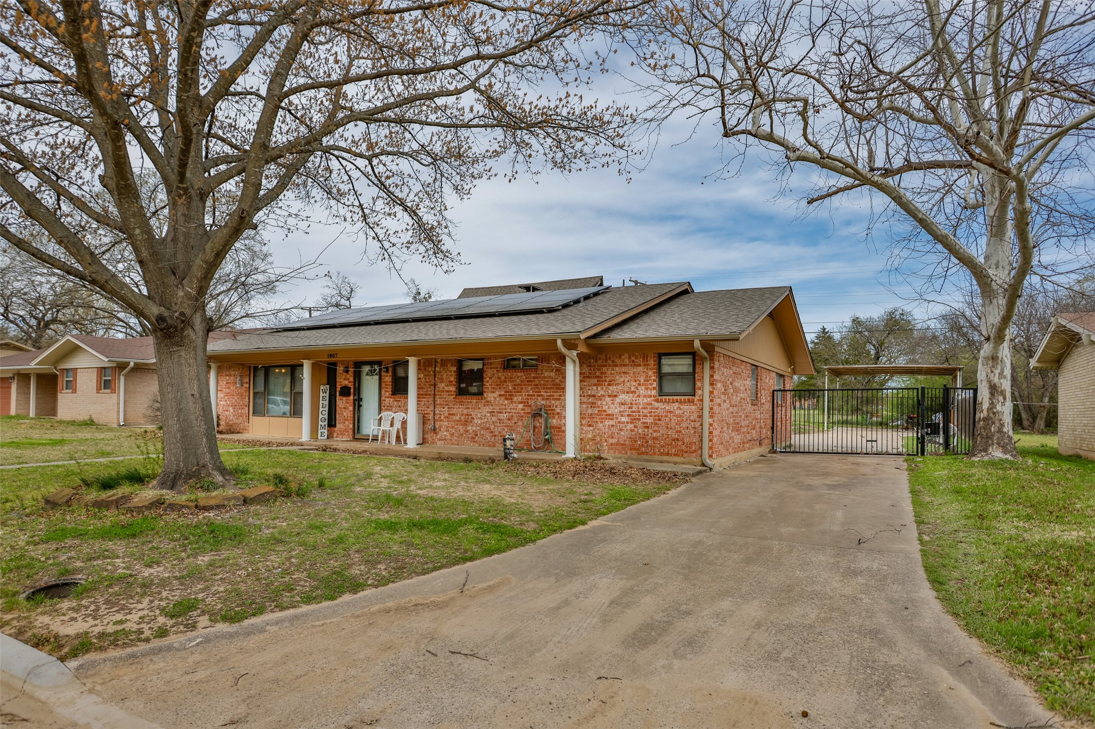 Property photo 02 of 1907 Bridle Lane, Gainesville, TX 76240 | MLS #21210413