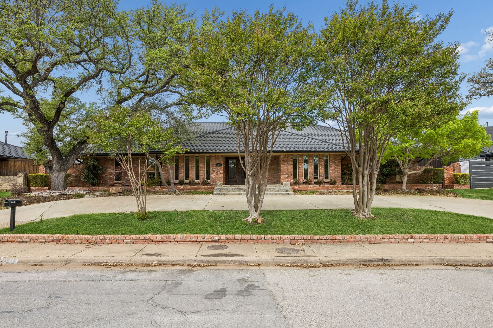 Property photo 01 of 7023 Brookshire Drive, Dallas, TX 75230 | MLS #21212439