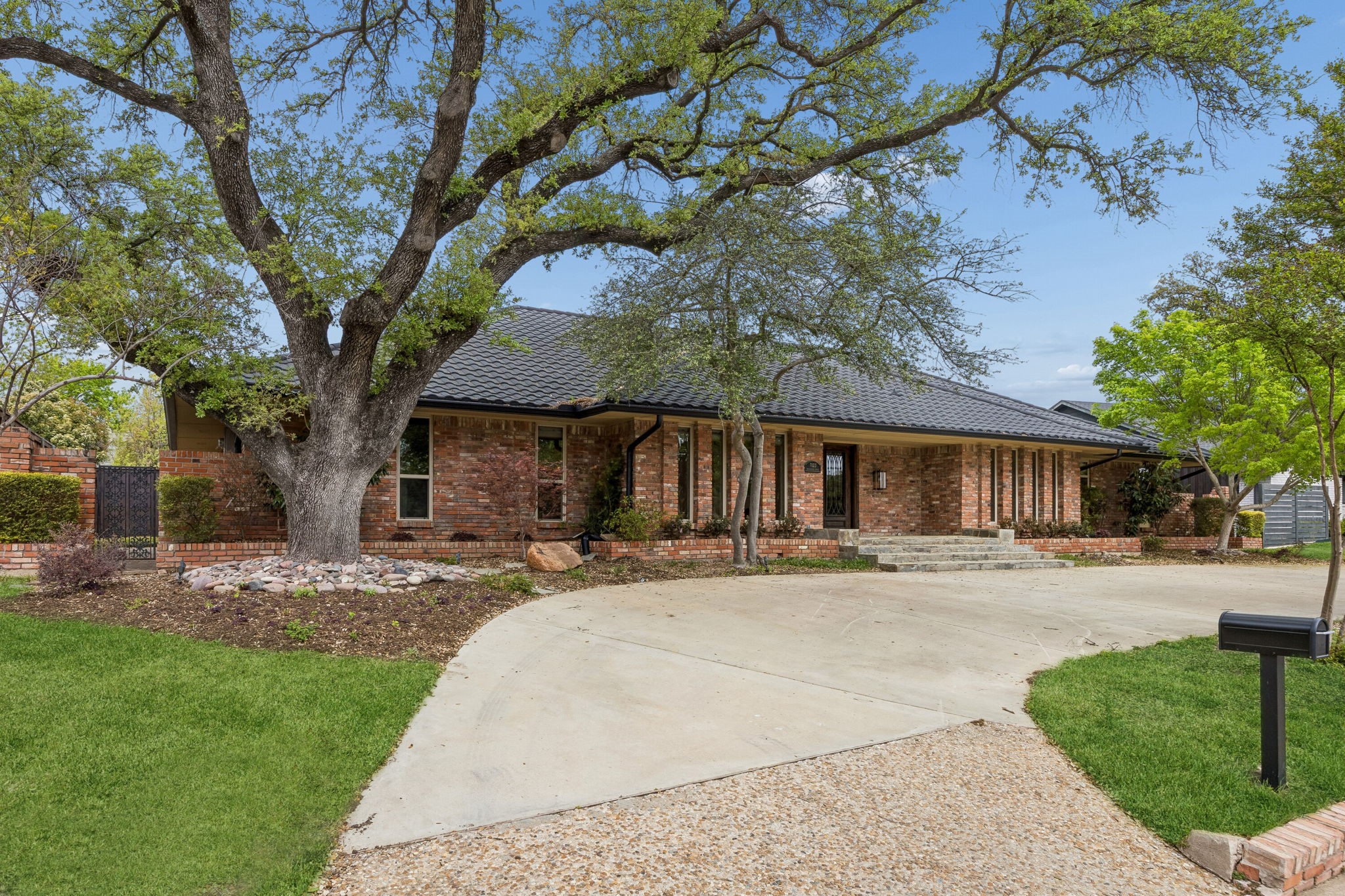 Property photo 02 of 7023 Brookshire Drive, Dallas, TX 75230 | MLS #21212439
