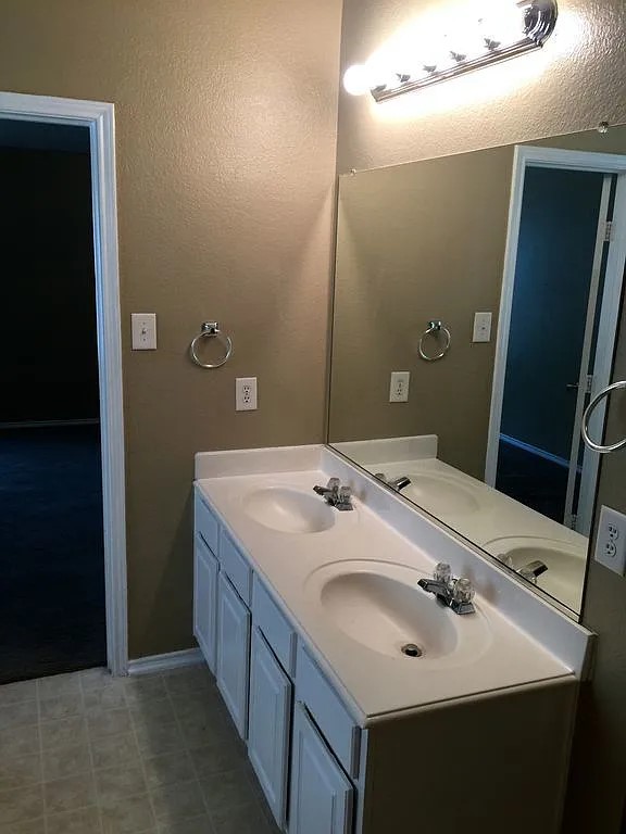 516 Ashdale Drive, Fort Worth, TX, 76140