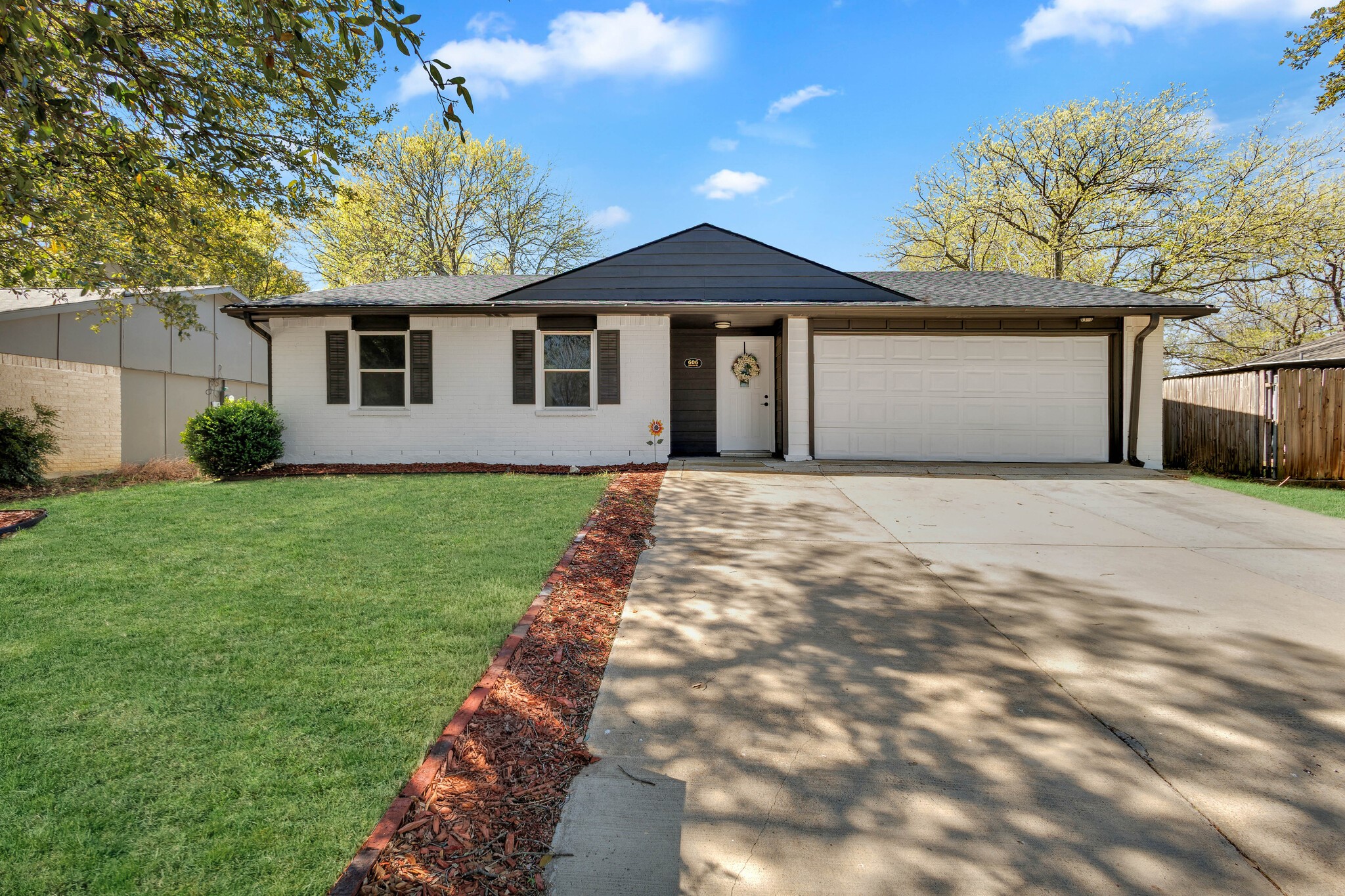 Property photo 01 of 606 Hillcrest Street, Mansfield, TX 76063 | MLS #21213505