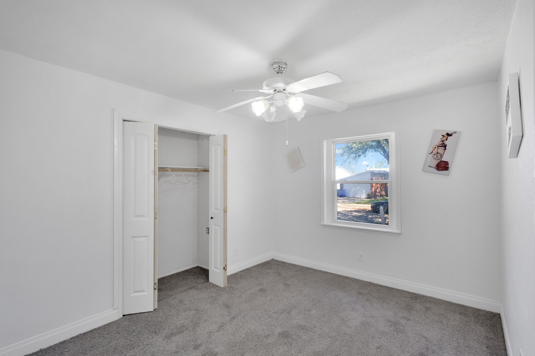 Property photo 03 of 606 Hillcrest Street, Mansfield, TX 76063 | MLS #21213505