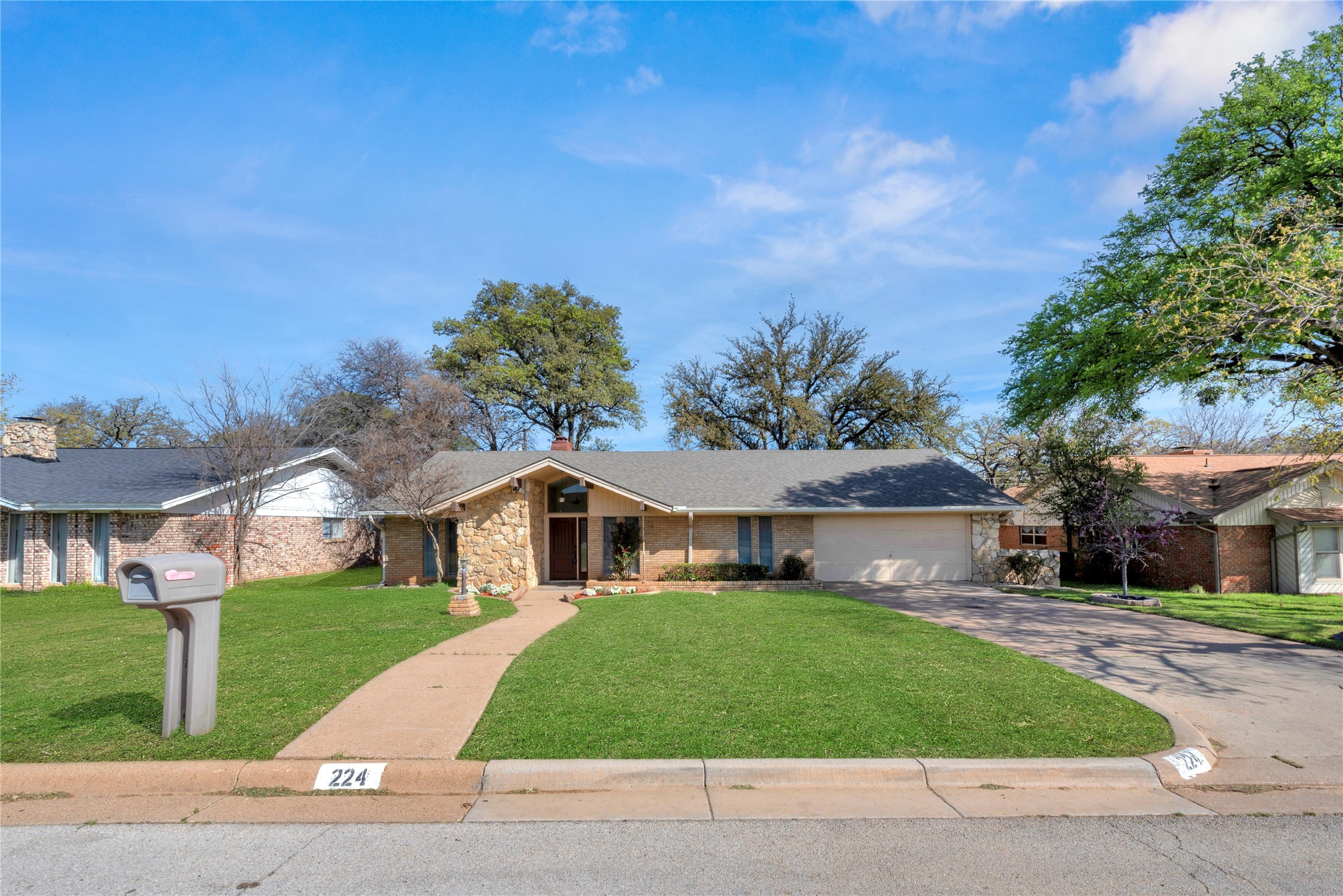 224 Plainview Drive, Hurst, TX, 76054