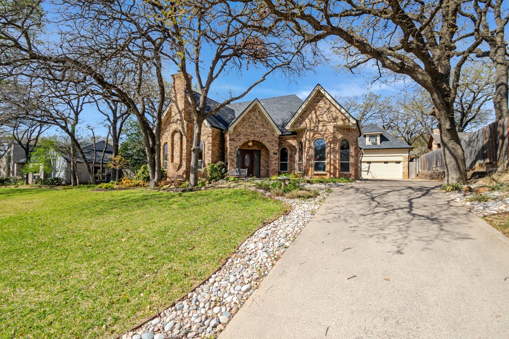 Property photo 02 of 3917 Laurel Lane, Bedford, TX 76021 | MLS #21214417