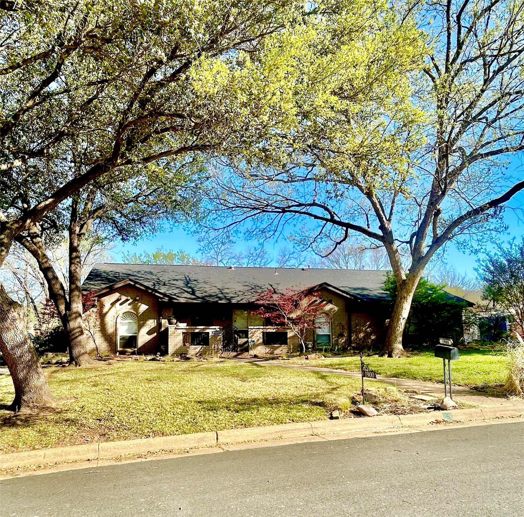 Property photo 01 of 1900 Cripple Creek Drive, Euless, TX 76039 | MLS #21215501
