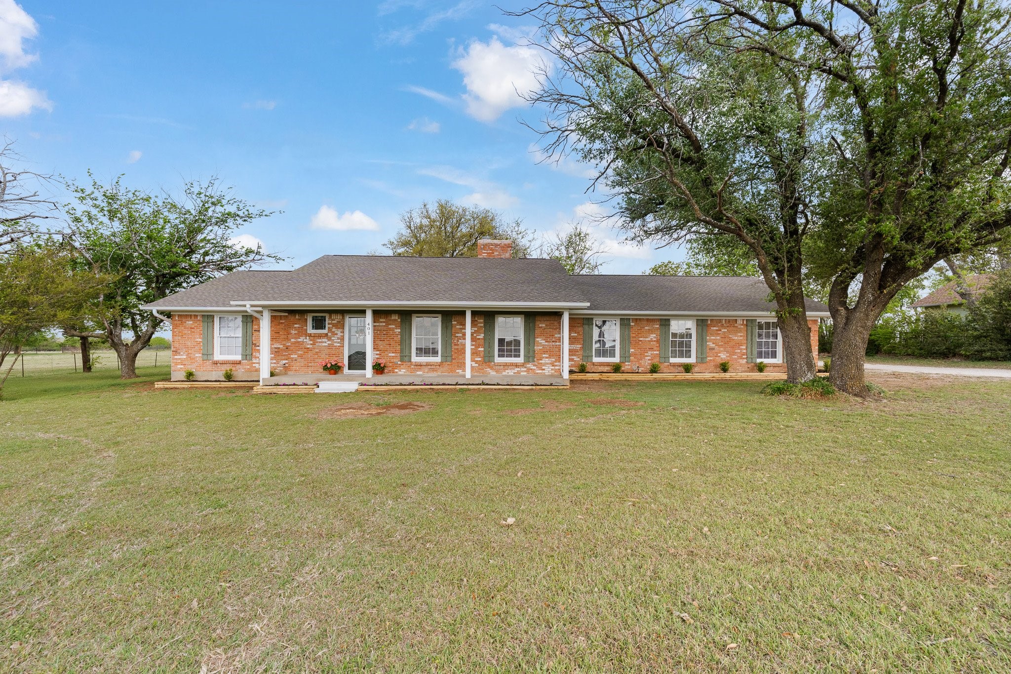 Property photo 01 of 401 Edgewood Lane, Cleburne, TX 76031 | MLS #21216494