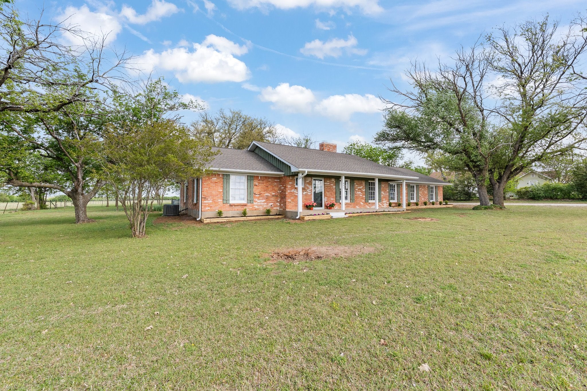 Property photo 02 of 401 Edgewood Lane, Cleburne, TX 76031 | MLS #21216494
