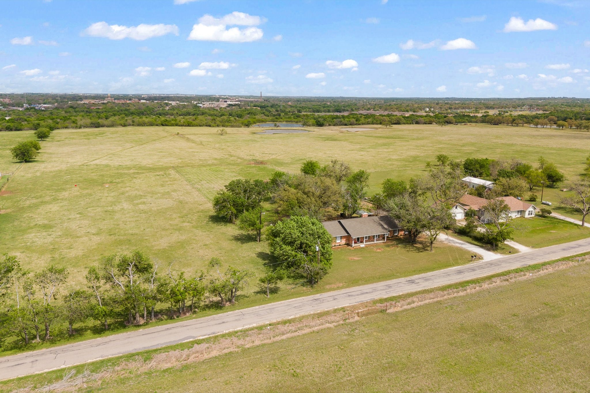 Property photo 04 of 401 Edgewood Lane, Cleburne, TX 76031 | MLS #21216494