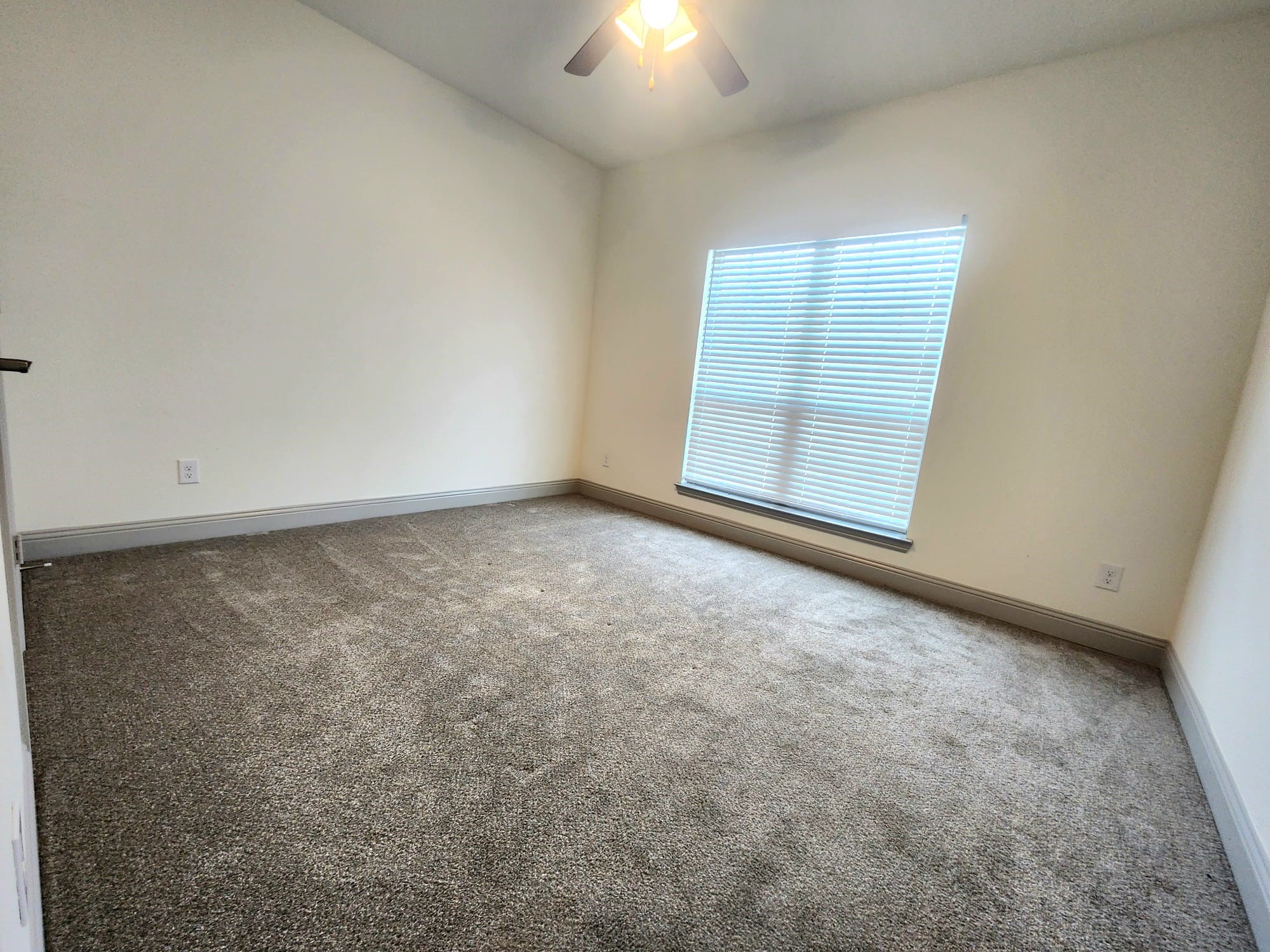 Property photo 04 of 490 Oak Creek Drive, Lavon, TX 75166 | MLS #21216892