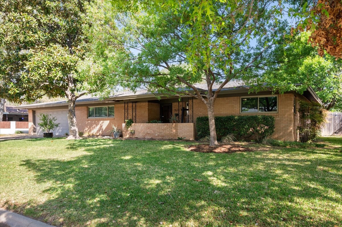 Property photo 03 of 3524 Wooten Drive Fort, Worth, TX 76133 | MLS #21217241