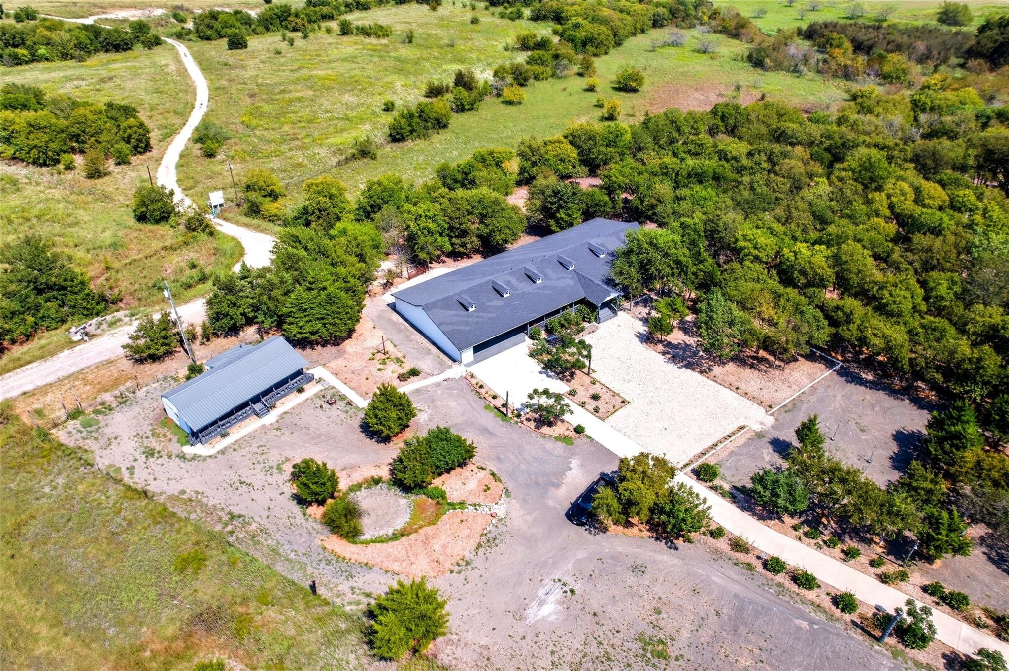 Property photo 01 of 1431 Fm 85, Ennis, TX 75119 | MLS #21217960