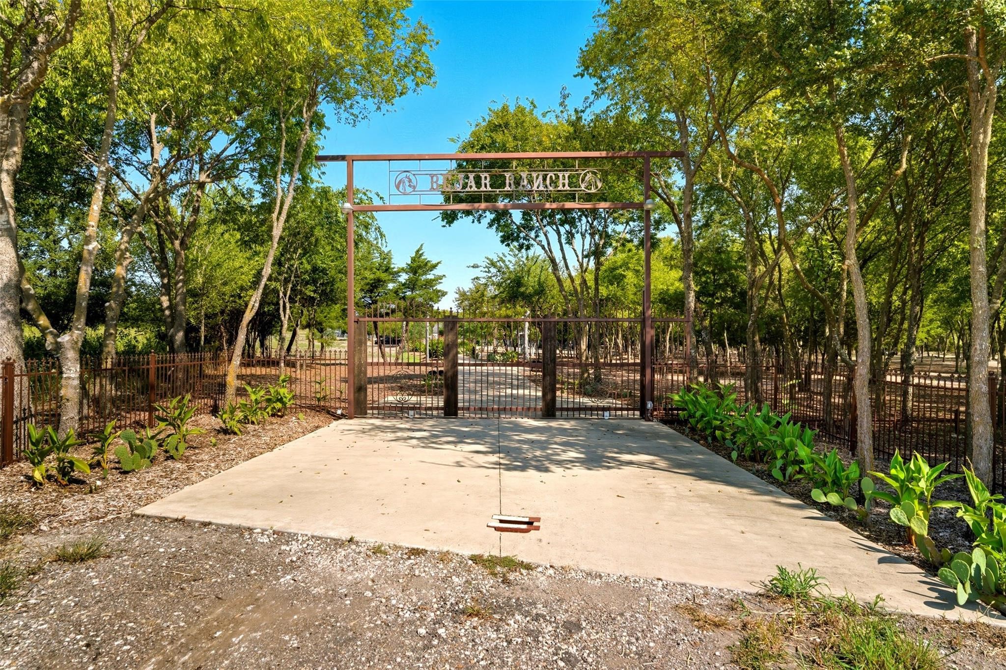 Property photo 02 of 1431 Fm 85, Ennis, TX 75119 | MLS #21217960