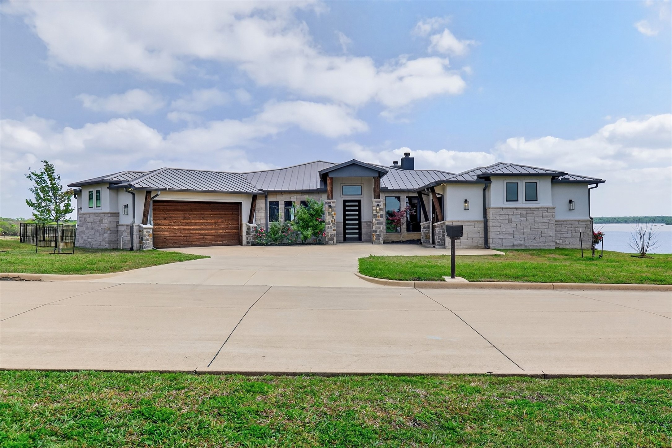 Property photo 01 of 147 Blue Heron Dr, Kemp, TX 75143 | MLS #21219418