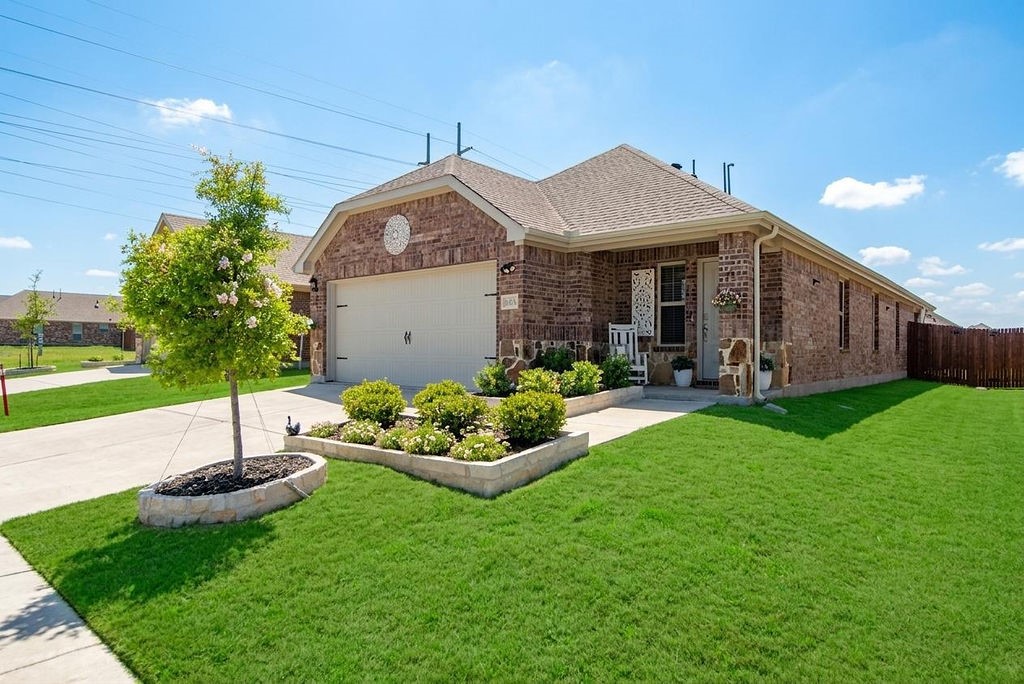 Property photo 01 of 608 Daybreak Lane, Lavon, TX 75166 | MLS #21220260
