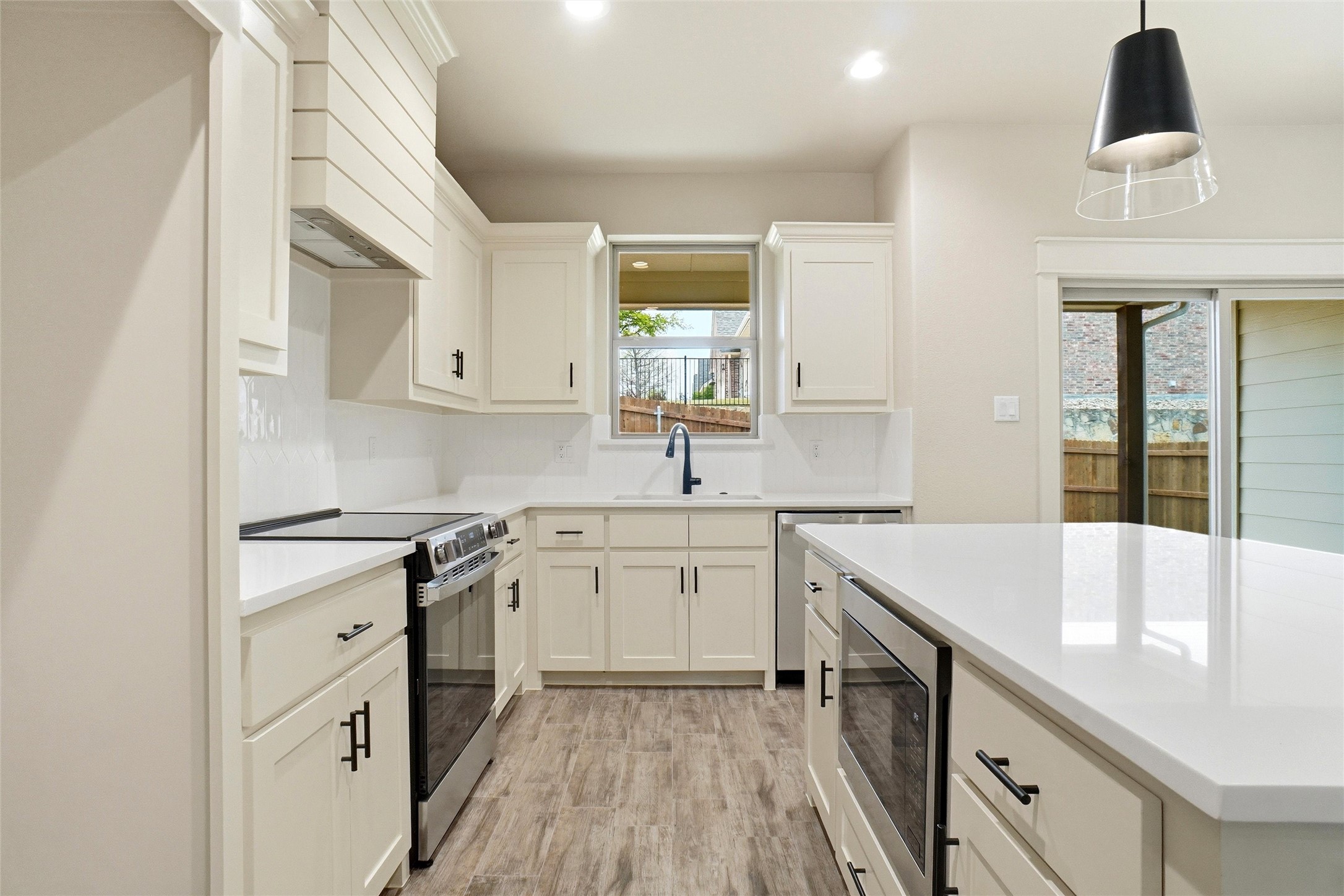 Property photo 02 of 201 Legacy Boulevard, Weatherford, TX 76085 | MLS #21220622
