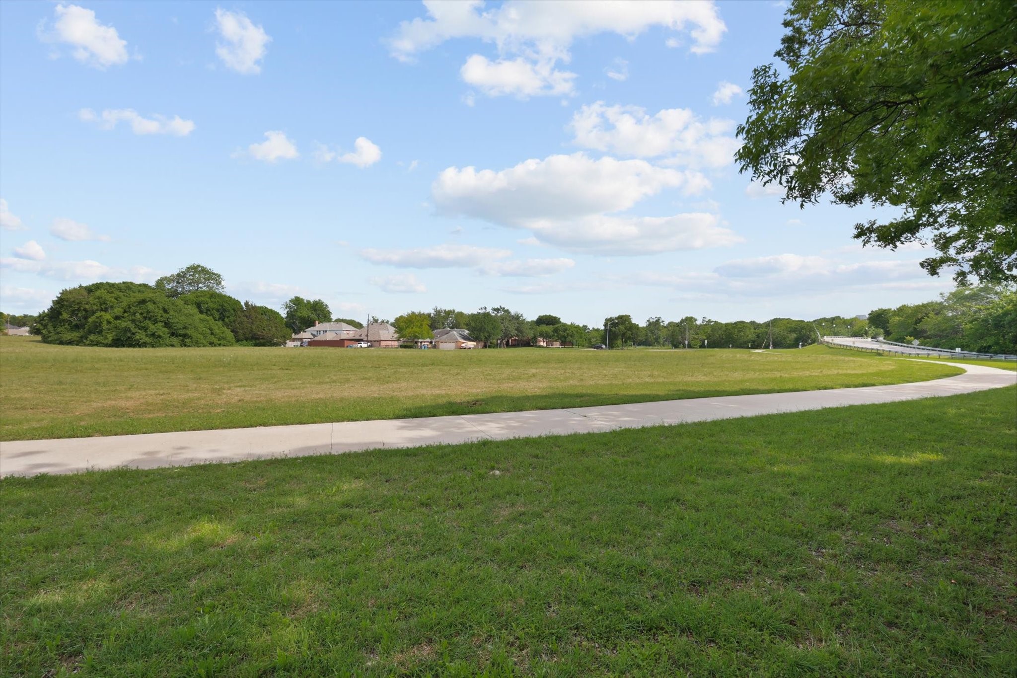 Property photo 02 of 699 W Wintergreen Road, Desoto, TX 75115 | MLS #21220645