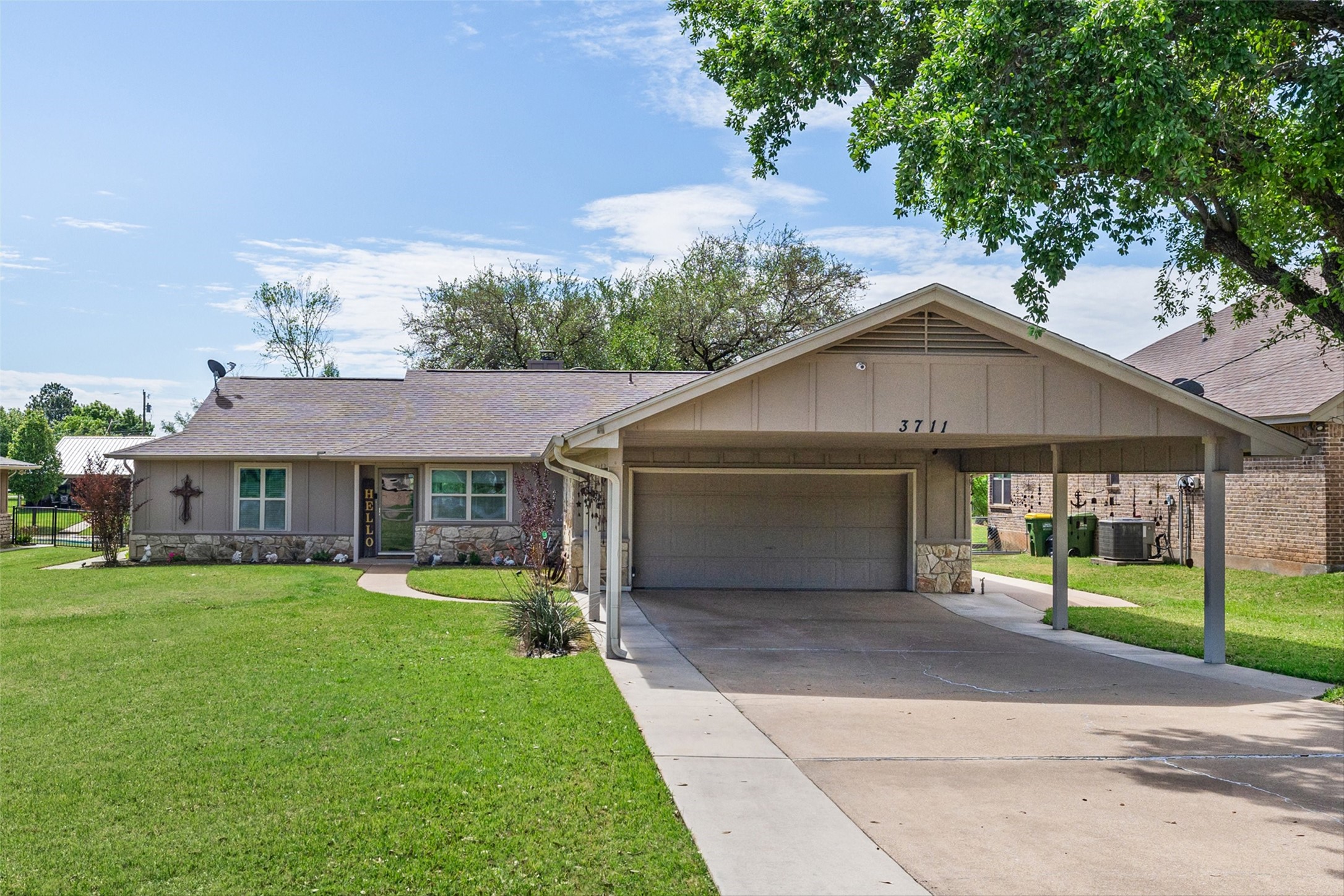 Property photo 02 of 3711 Quail Run, Granbury, TX 76049 | MLS #21220831
