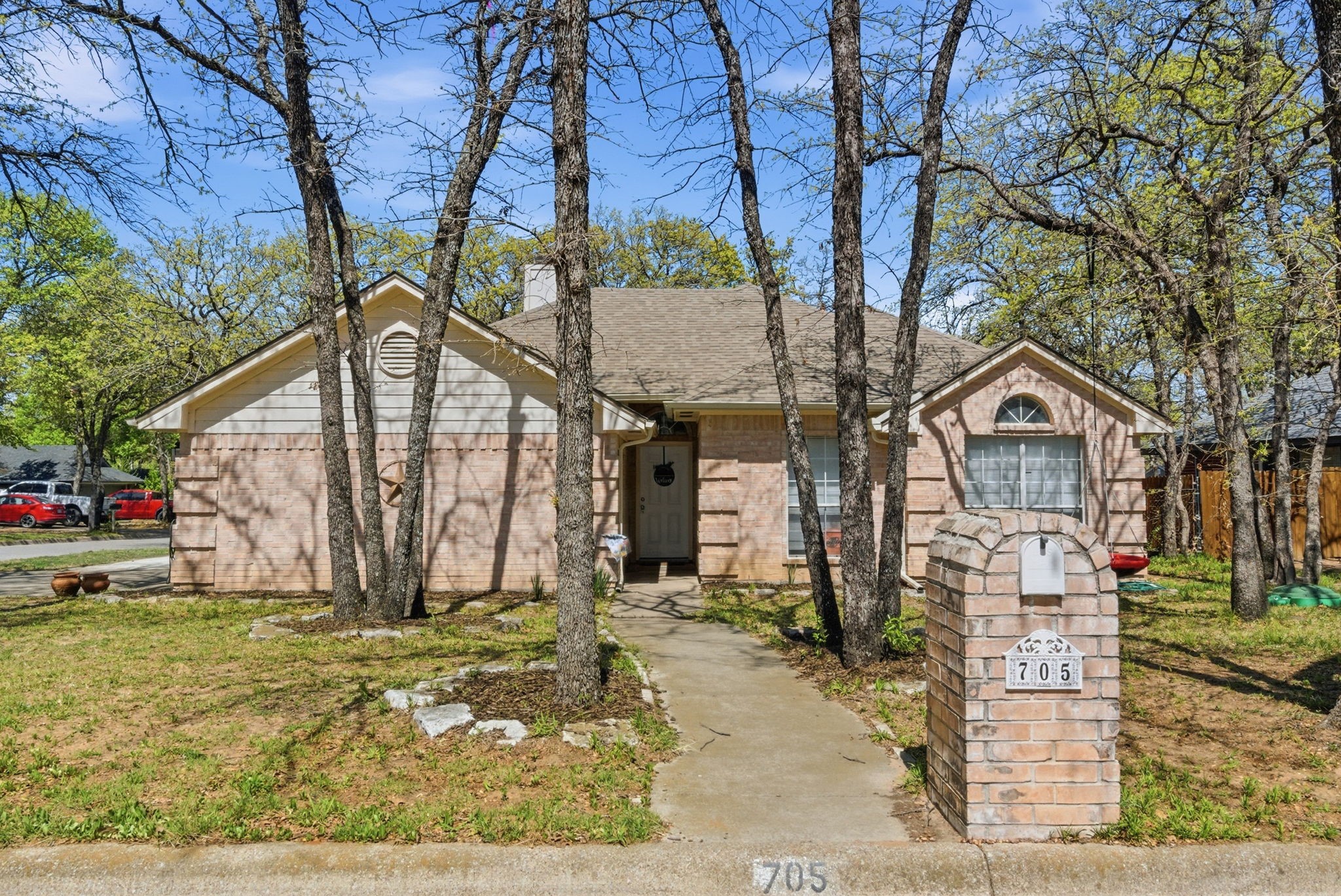 Property photo 01 of 705 Oak Park Drive, Azle, TX 76020 | MLS #21222118
