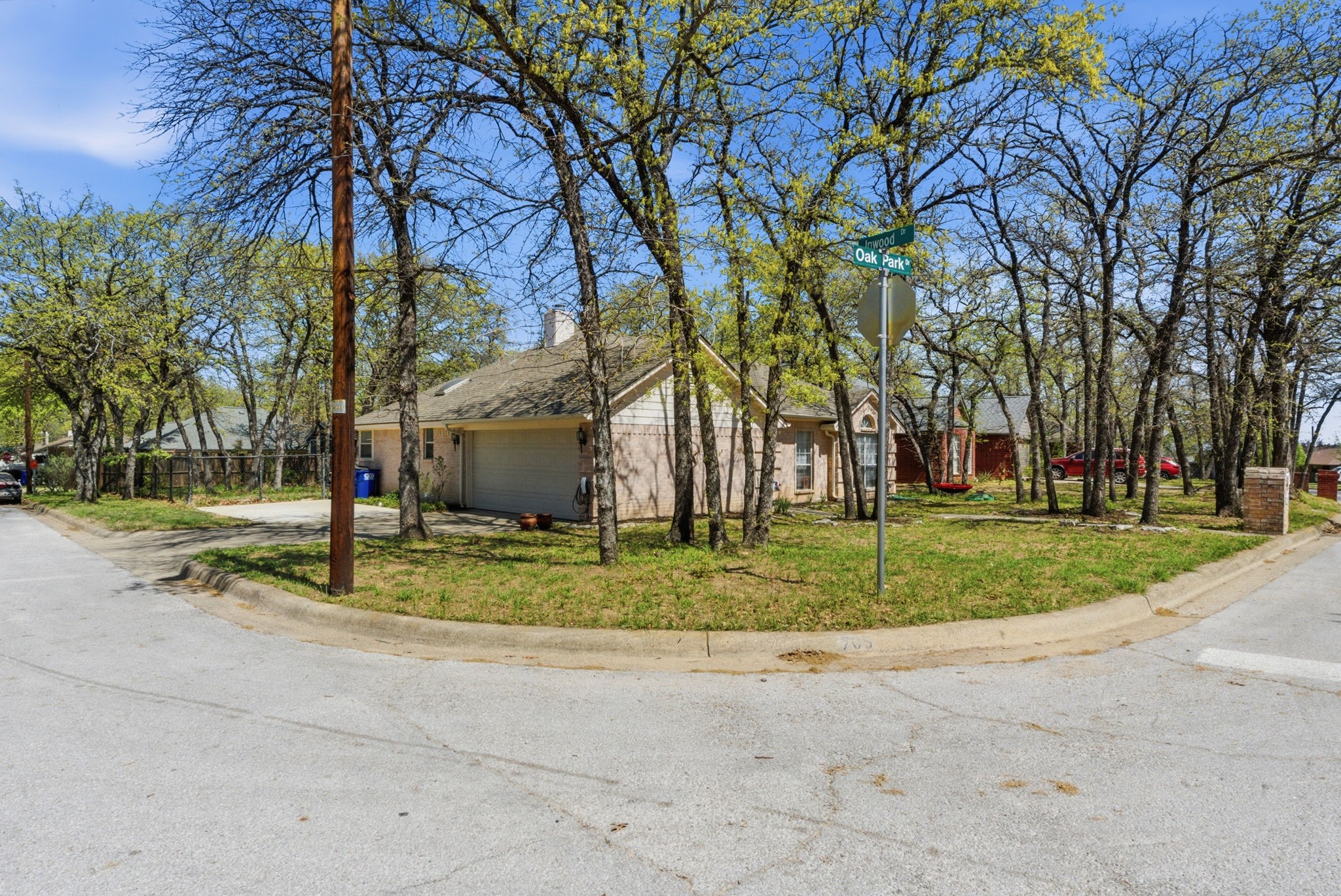 Property photo 03 of 705 Oak Park Drive, Azle, TX 76020 | MLS #21222118