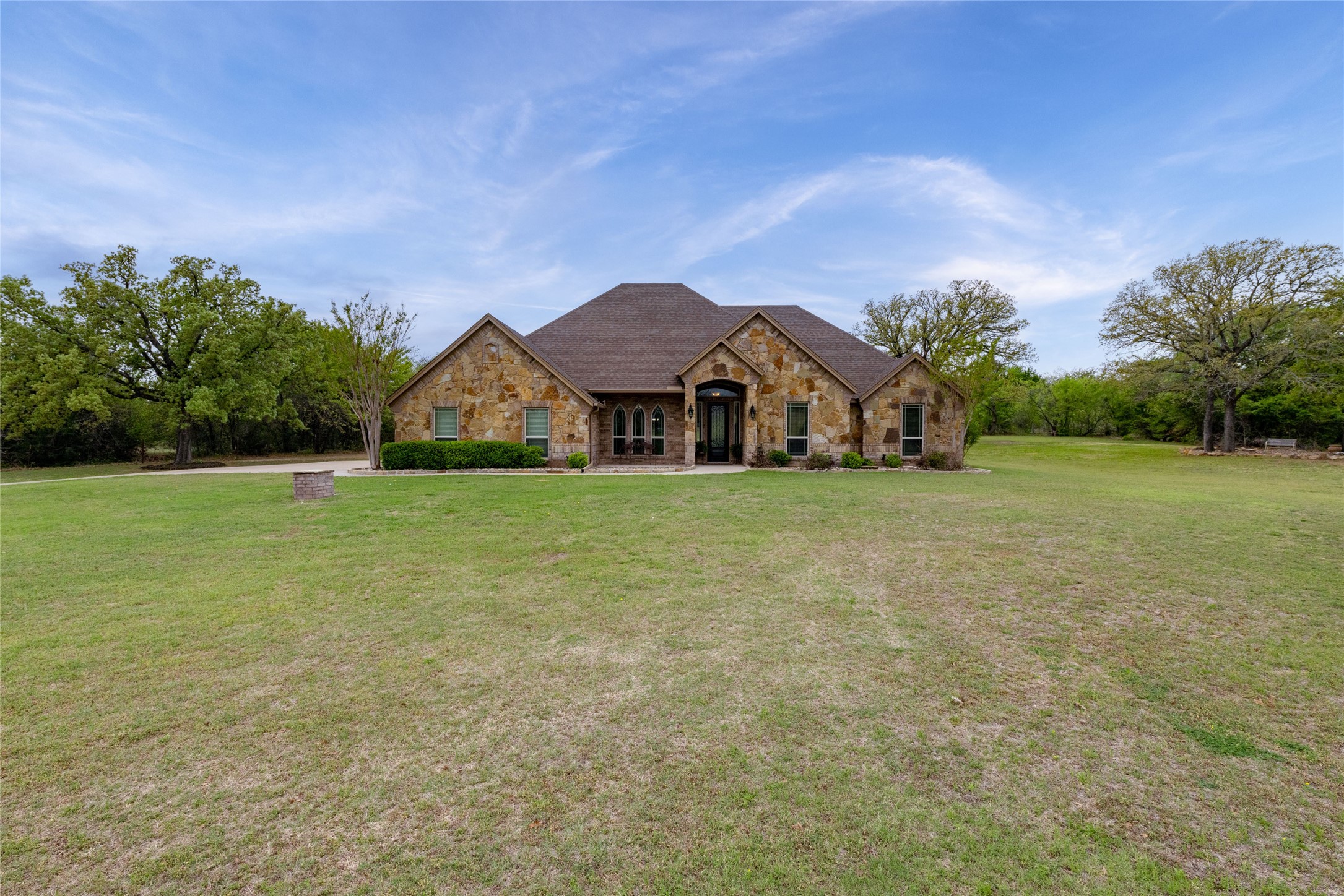 Property photo 01 of 208 Ellis Creek Drive, Weatherford, TX 76085 | MLS #21222387