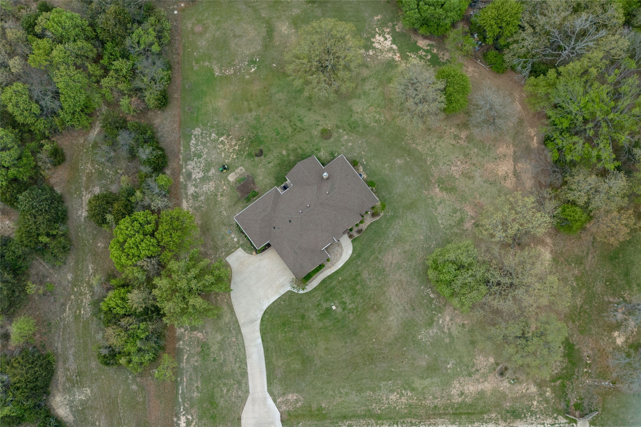 Property photo 02 of 208 Ellis Creek Drive, Weatherford, TX 76085 | MLS #21222387