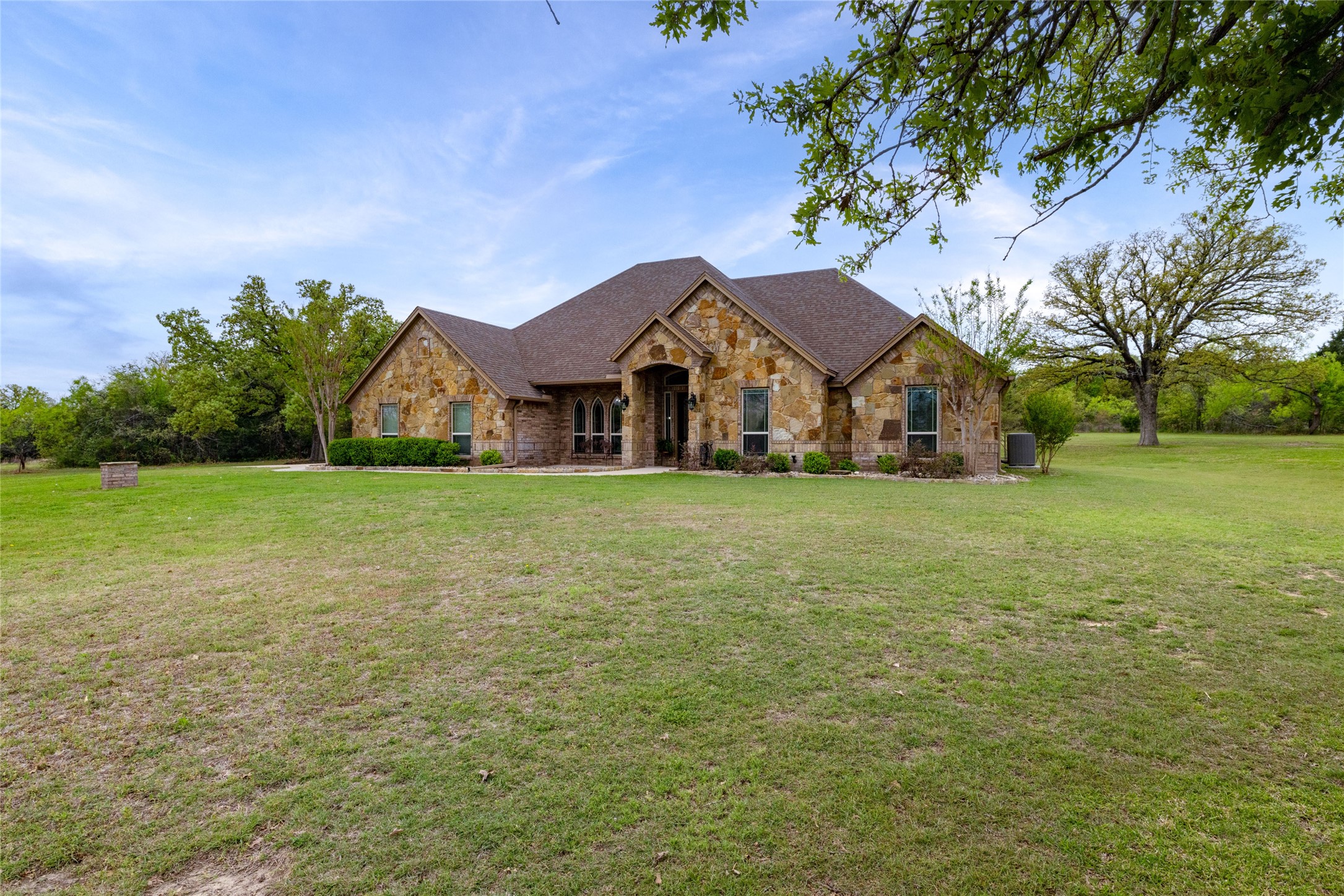 Property photo 03 of 208 Ellis Creek Drive, Weatherford, TX 76085 | MLS #21222387