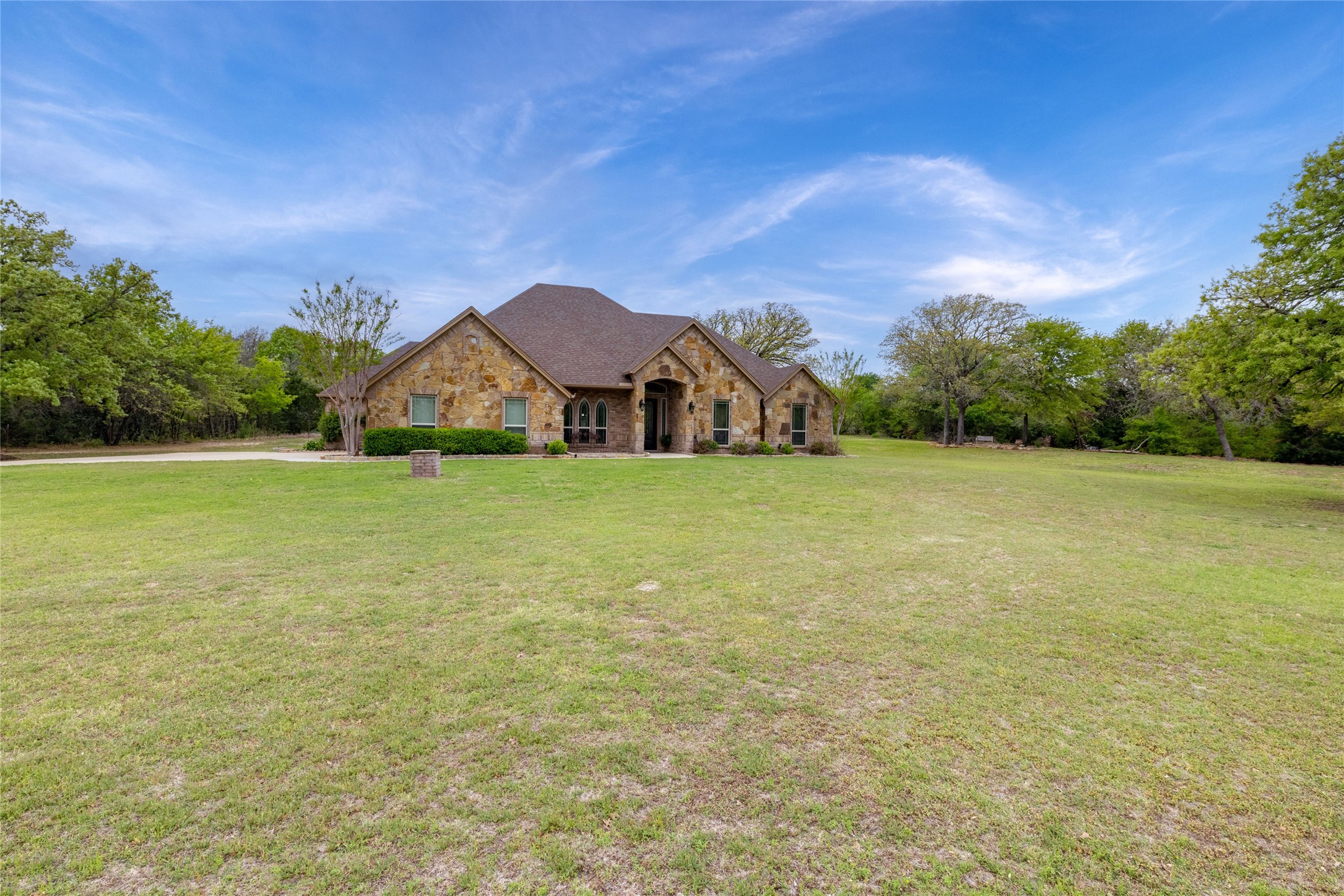 Property photo 04 of 208 Ellis Creek Drive, Weatherford, TX 76085 | MLS #21222387