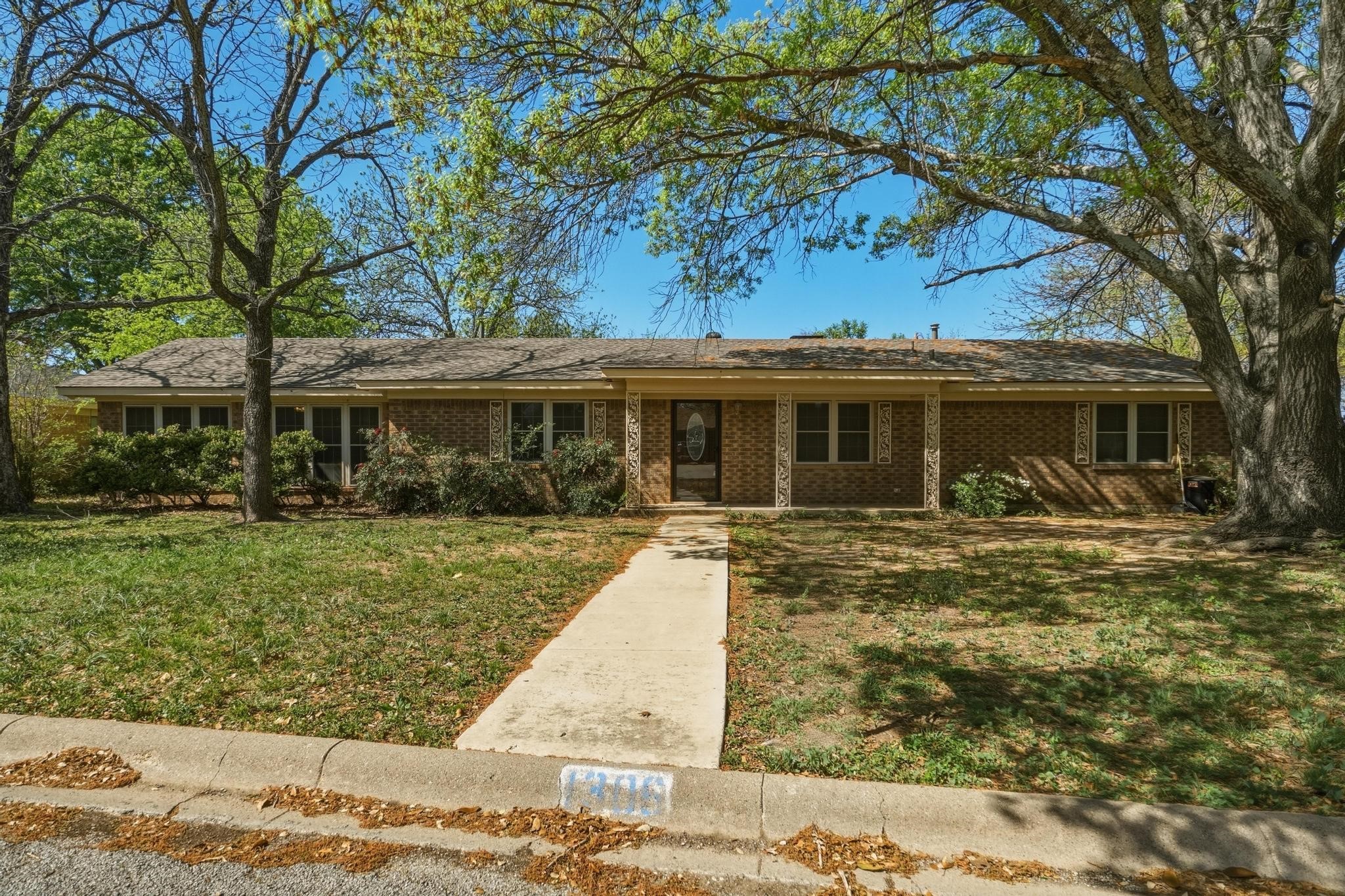 Property photo 01 of 1306 Westhill Lane, Coleman, TX 76834 | MLS #21222817